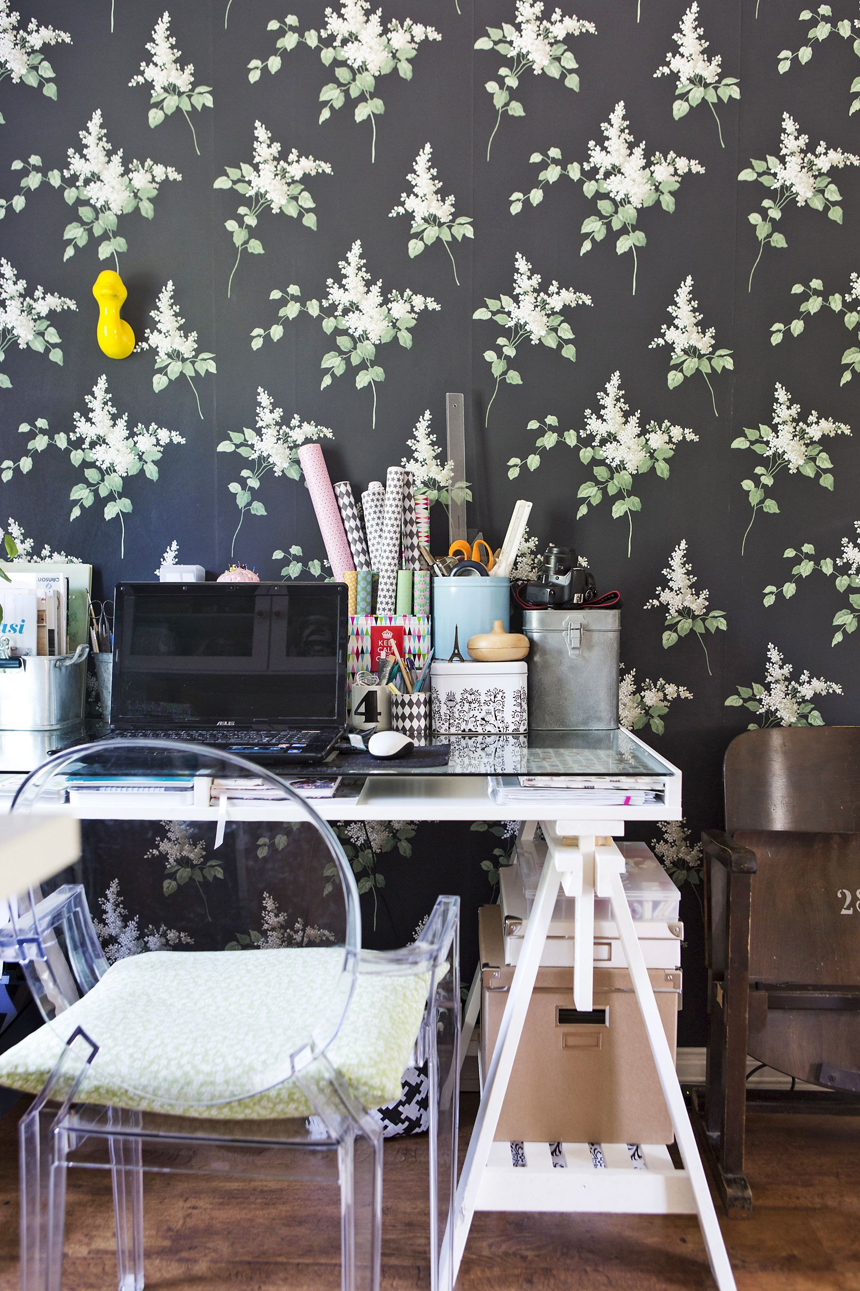 Heidin työpöytä pursuilee askartelutarvikkeita. Ankka seinällä löytyi Tigeristä.