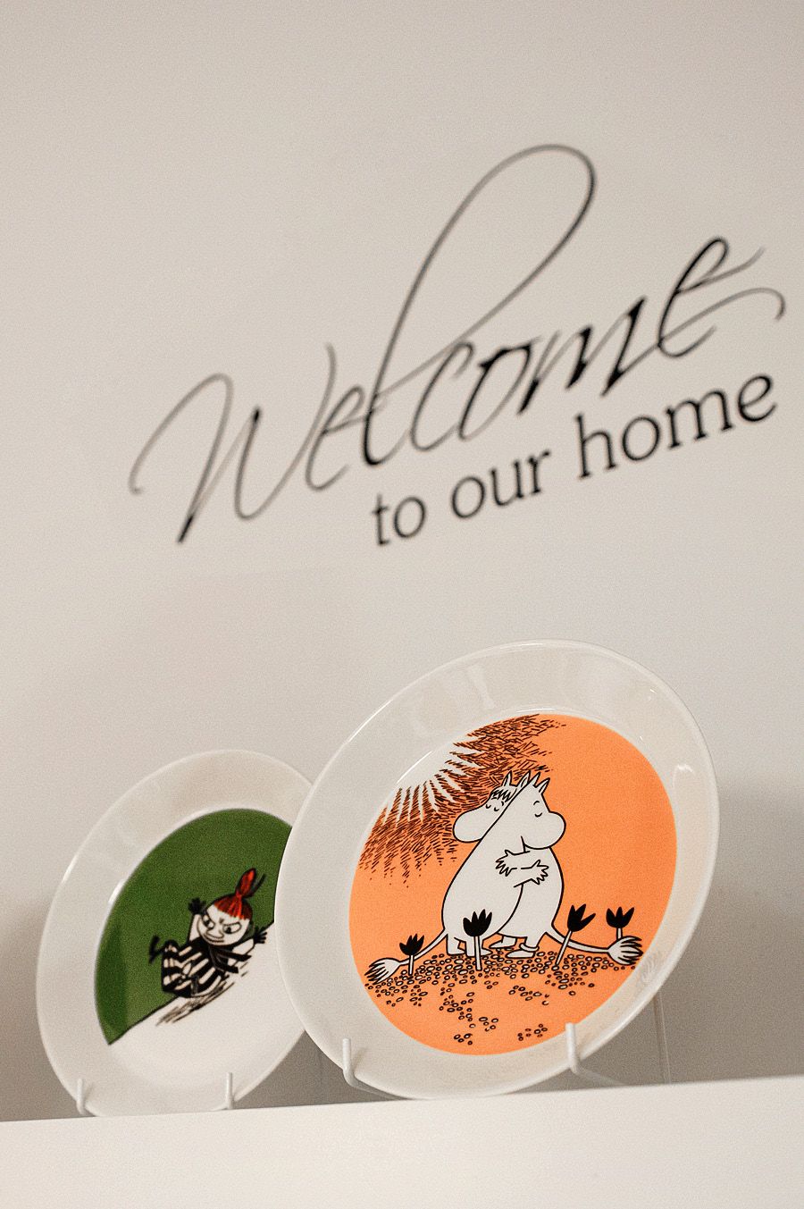 Mukien lisäksi Joona-Mikael on hurahtanut muumikulhoihin, joita hänellä on 40, ja muumilautasiin: niitäkin on jo 27.