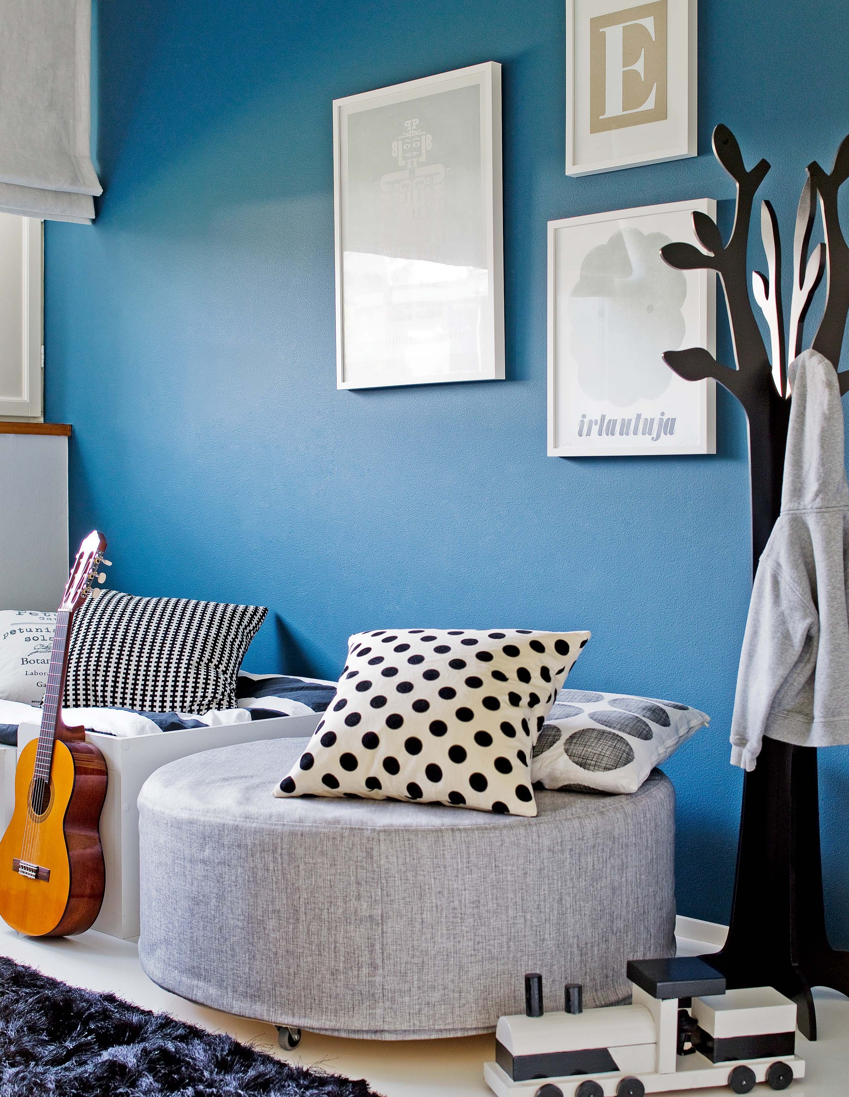 Amoksen makuuhuoneen hauskat taulut on hankittu helsinkiläisestä Olkkari-liikkeestä. Puunaulakko on Tigerista. Seinien ”juuri oikea” farkunsininen väri löytyi Flamantin värikartalta. 51