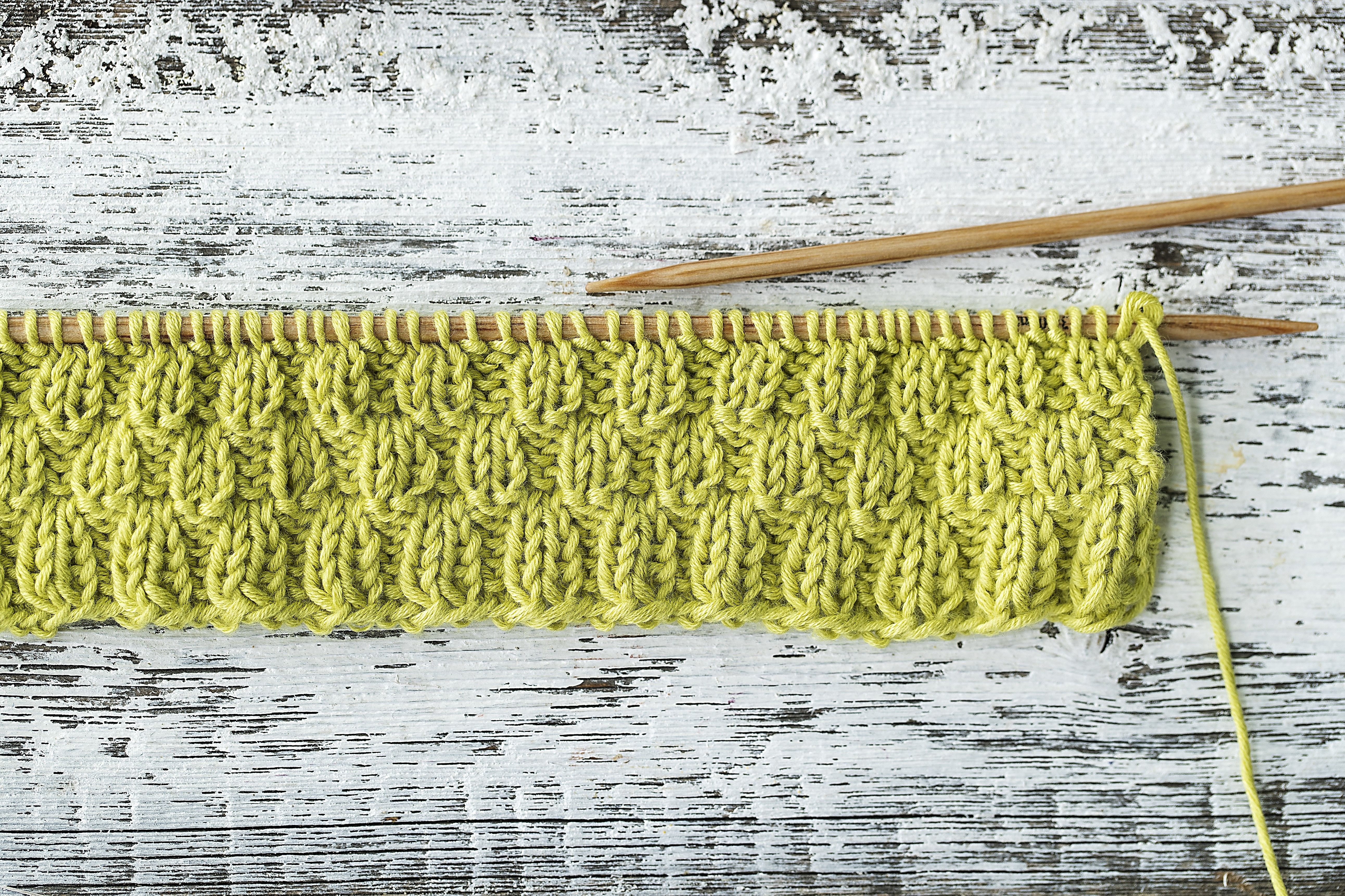  Neulo alimpaan kuvioon 5. kerrosta, sillä rättiä kehystävä virkattu reunus peittää yhden kerroksen.