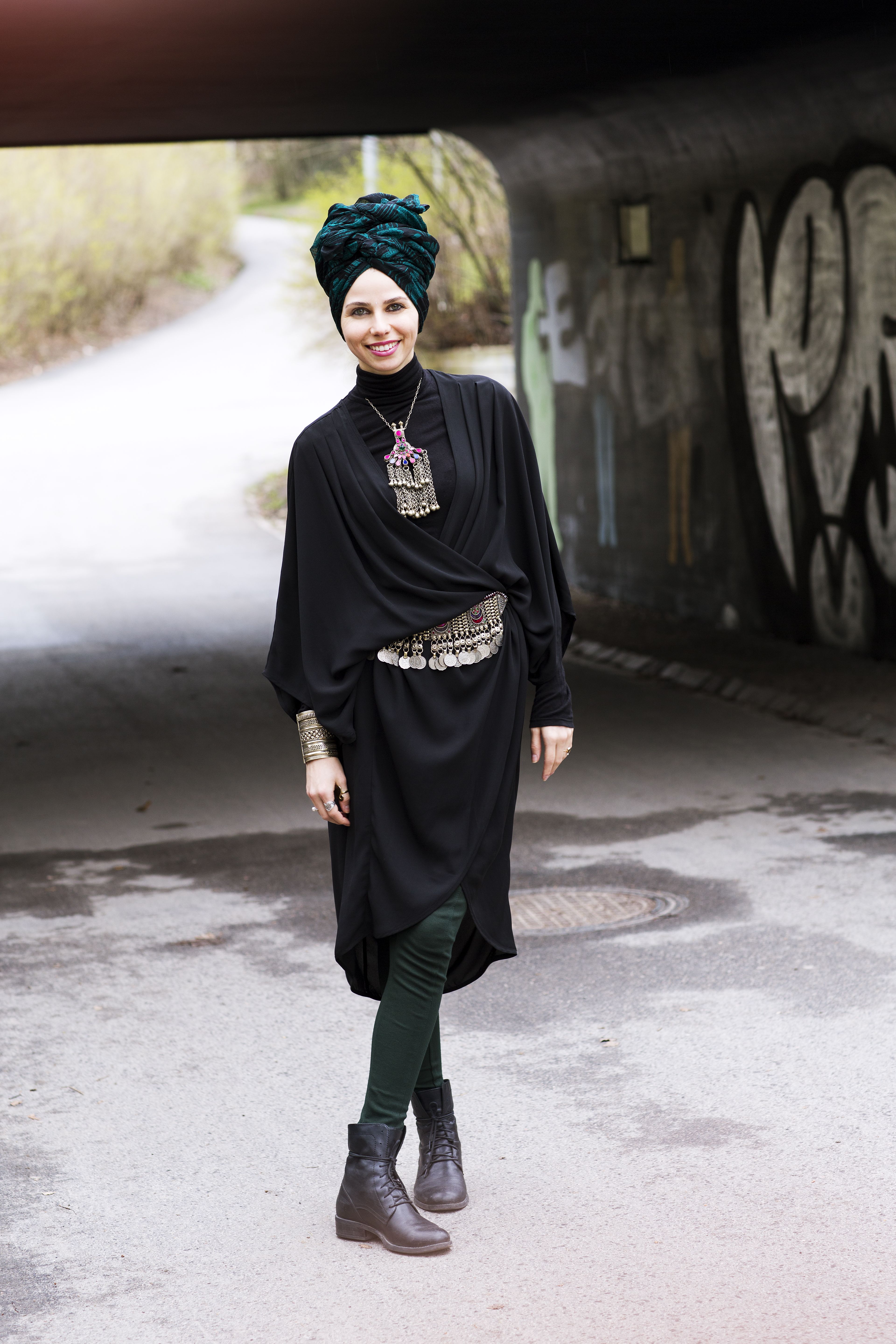 Tämän näyttävän vyön Sara on saanut isältään. Siinä on koristeena vanhoja iranilaisia kolikoita. Sukulaistensa luona Iranissa Sara vierailee kerran vuodessa. "Siellä en tahdo herättää huomiota. Iranissa tyylini on yksinkertainen."