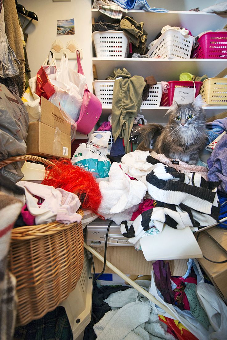 Vaatehuoneen järjestys säilyy aina vain hetken. Ammattijärjestäjä ehdottaa, että Marita hankkisi hyllyille isompia säilytyslaatikoita.