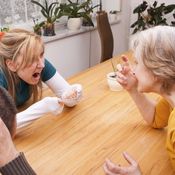 Aikuisesta tulee teini, kun hän menee vanhempiensa luo