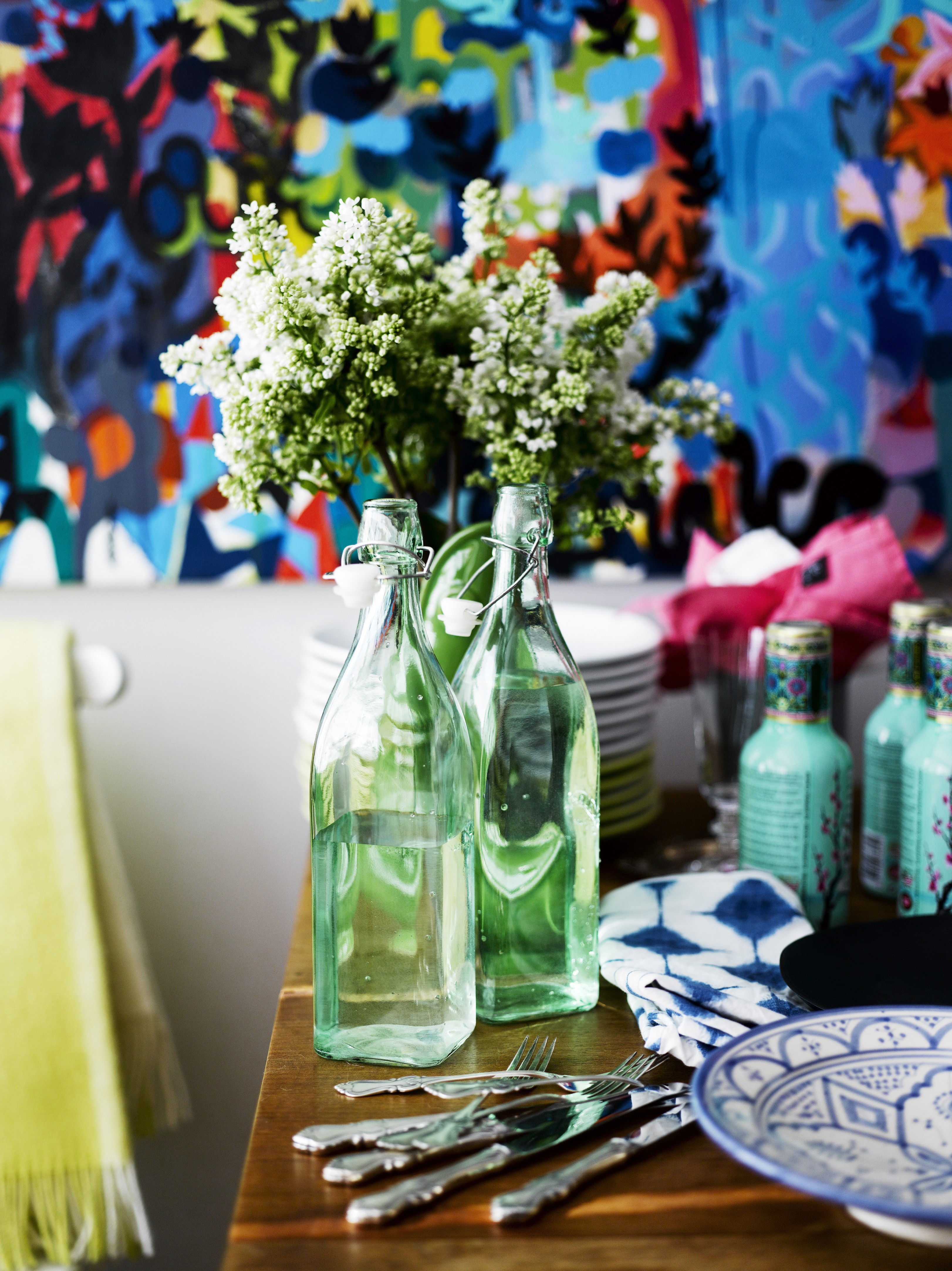 Ei haittaa mitään, jos astiat ovat erilaisia. Eriparisten lasien ja lautasten joukosta vieraiden on helppo erottaa omansa.