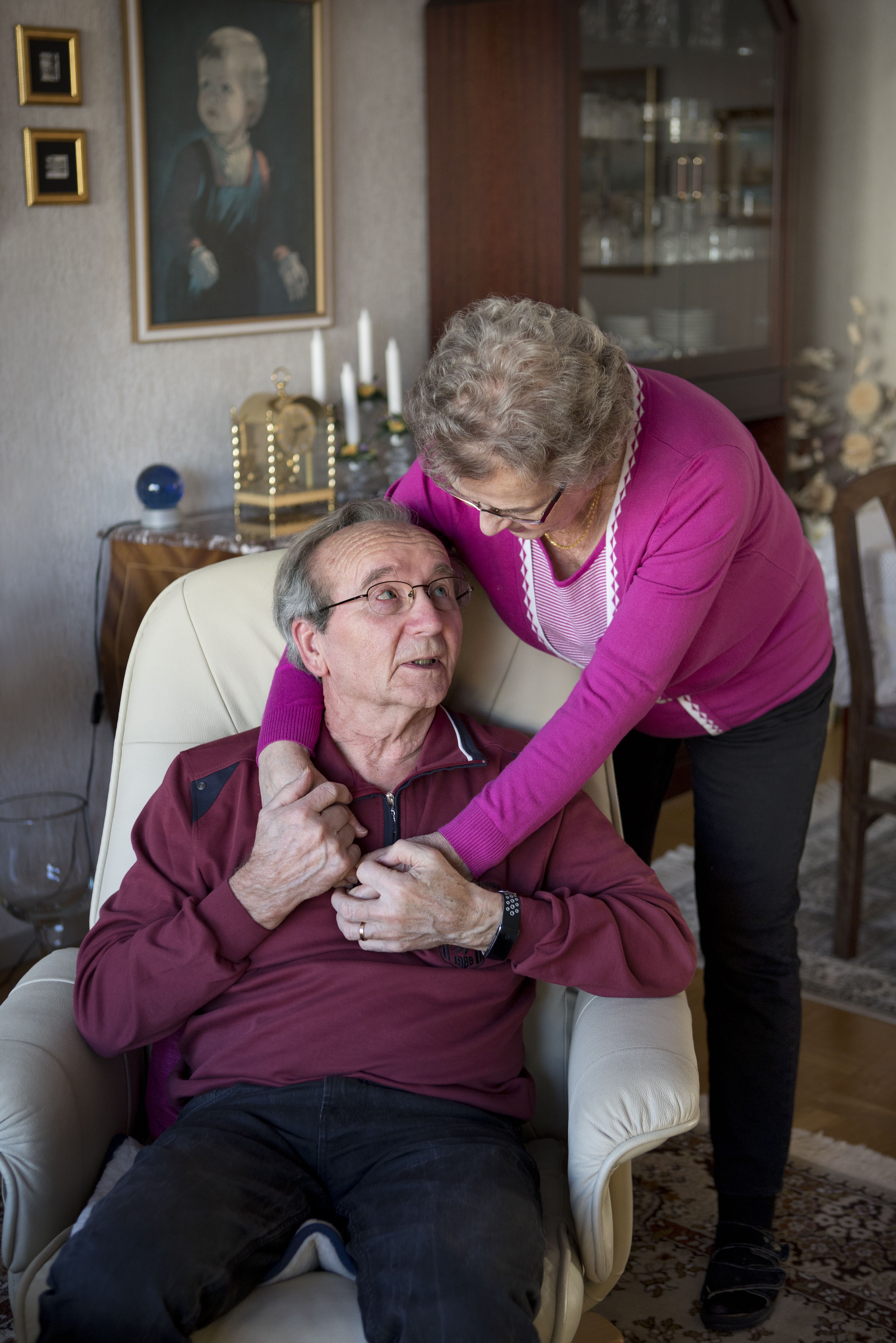 Kerttu ja Tauno Kudjoi eivät ole 55 avioliittovuoden aikana miettineet eroa hetkeäkään. ”Tauno on kyllä vitsaillut, että jos hankin koiran, niin hän lähtee. Hän tietää, että olen sen verran laiska, että en kuitenkaan viitsisi lähteä aamulla koiraa lenkittämään.”