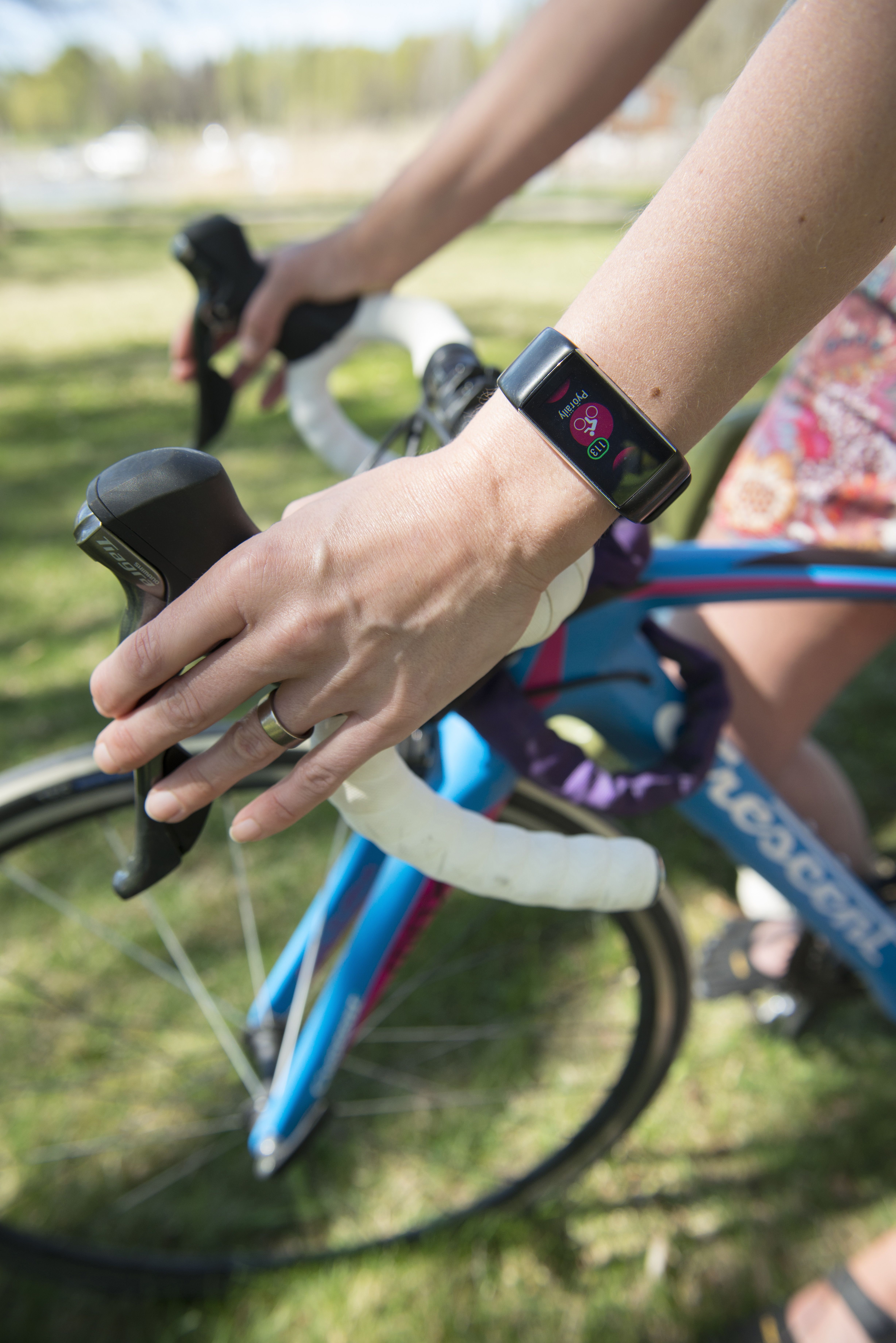 Mirka polkee, ranneke mittaa.