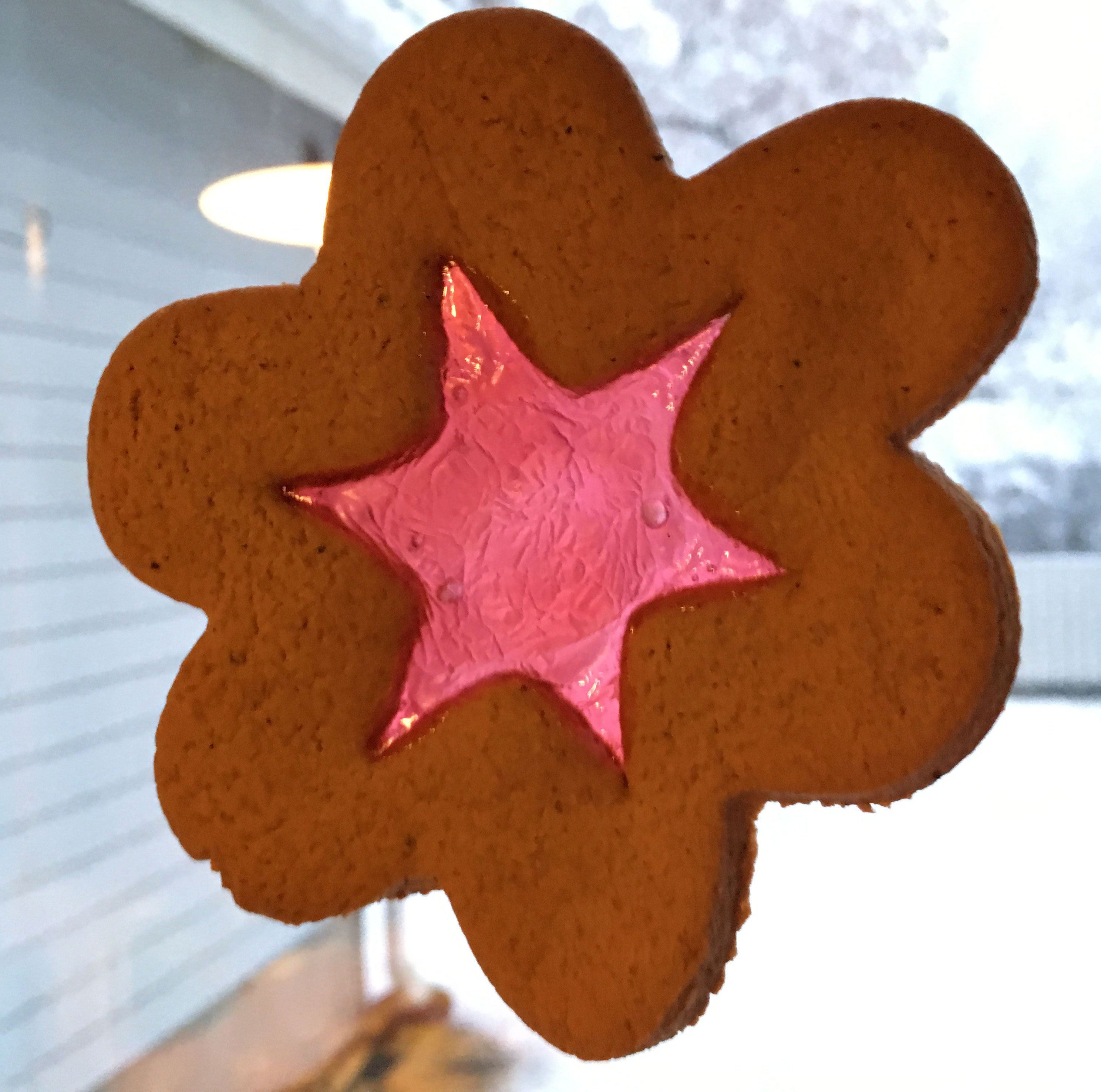 Karkkisula pysyi siistinä, kun sitä paistoi vain minuutin. Karkki on sen verran tahmeaa, että sen avulla pipari pysyy kiinni ikkunassa.