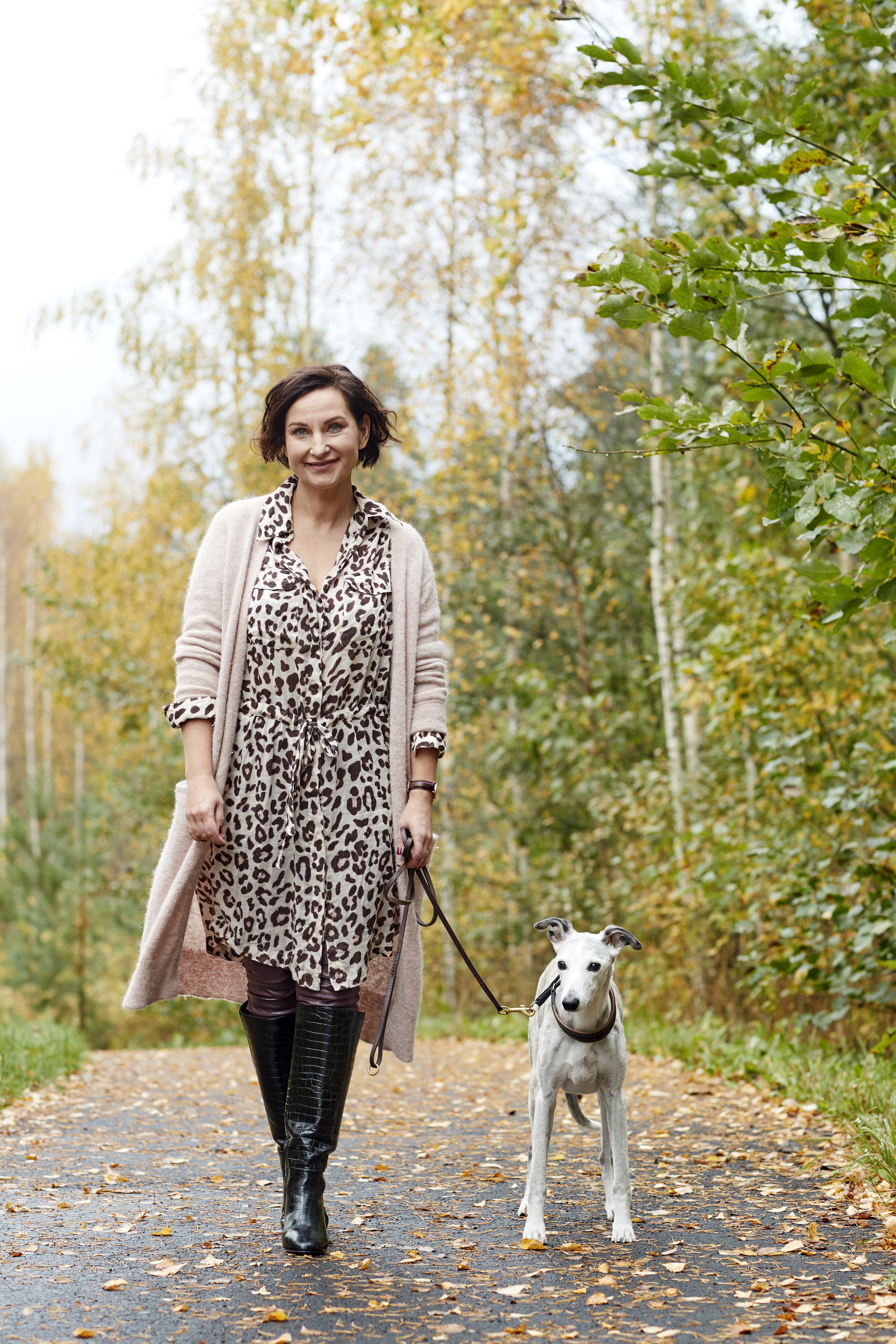Sari on mieltynyt puuterisiin väreihin ja luonnonmateriaaleihin. Neule pehmentää eläinkuosimekon ja pitkien saappaiden yhdistelmää.