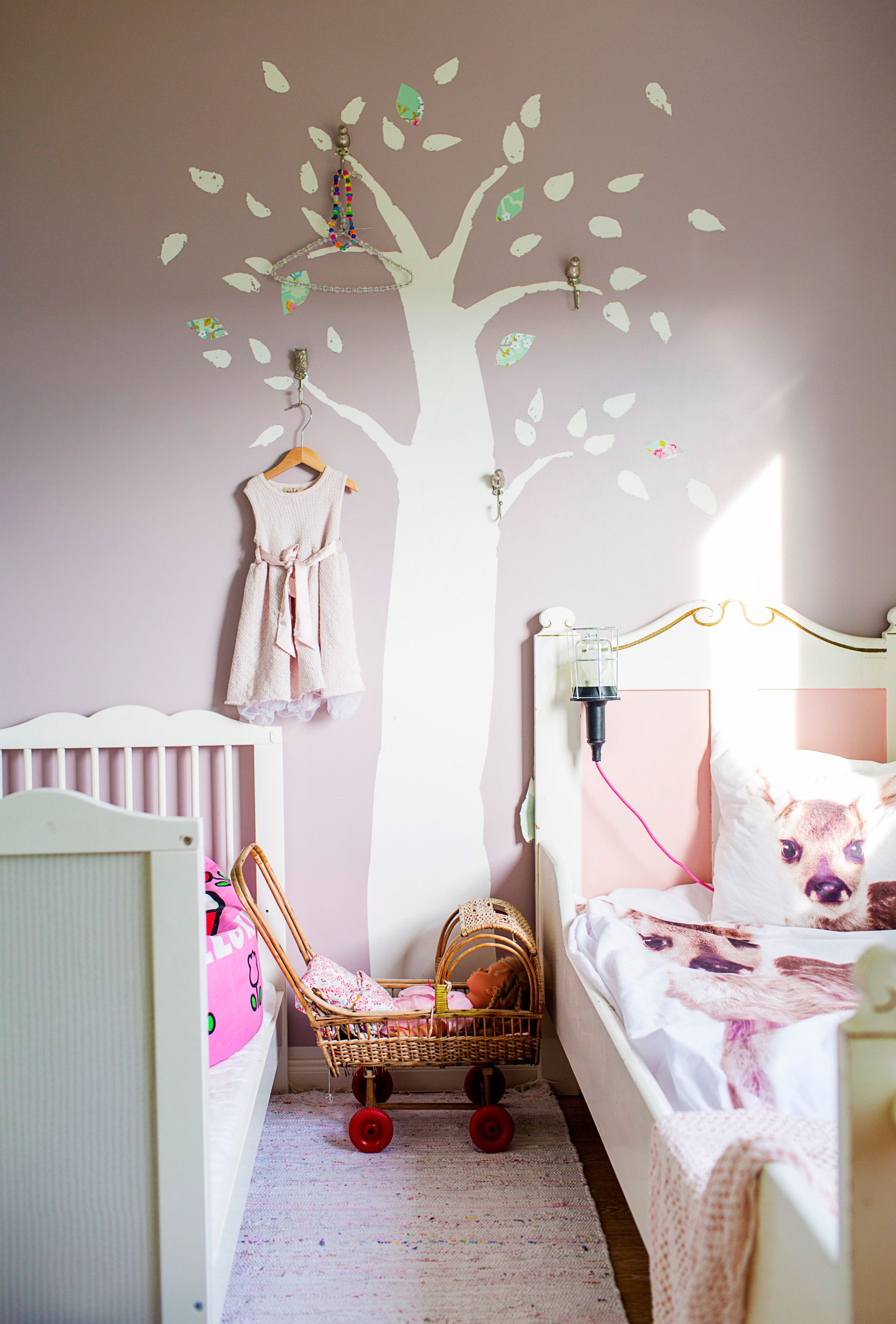 Ainon seinää koristaa satupuu. Oksien lomaan on sujauteltu koukkuja kauniiden asioiden ripustusta varten.