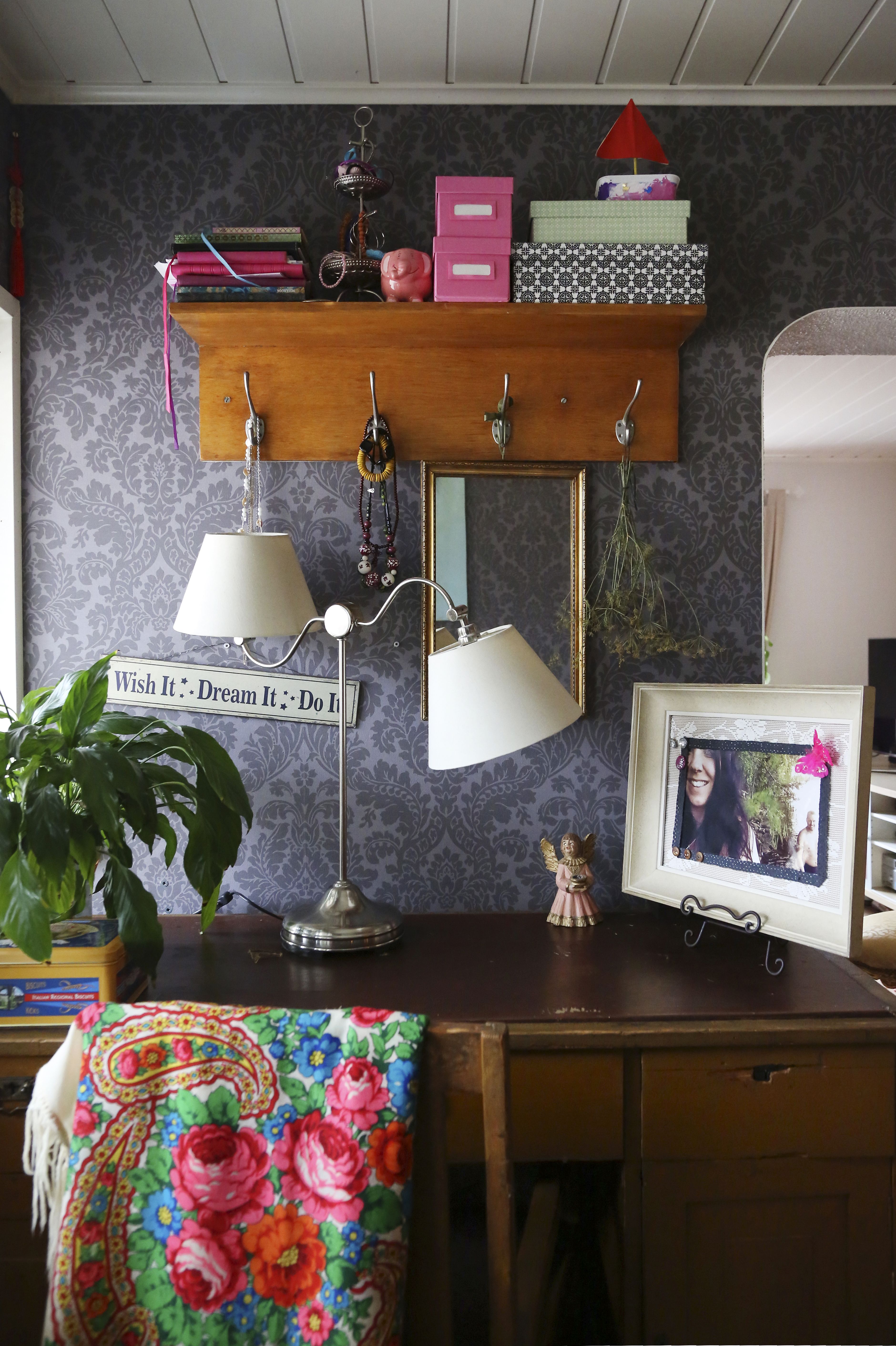 ”Ukin vanhan kirjoituspöydän äärellä on hyvä tehdä suunnitelmia. Vanha naulakko löytyi piharakennuksesta. Huivi on tuliainen Viipurista. Hauskan yhteisselfien minusta ja Ristosta otin juhannussaunan jälkeen vanhempieni kesäpaikassa.”