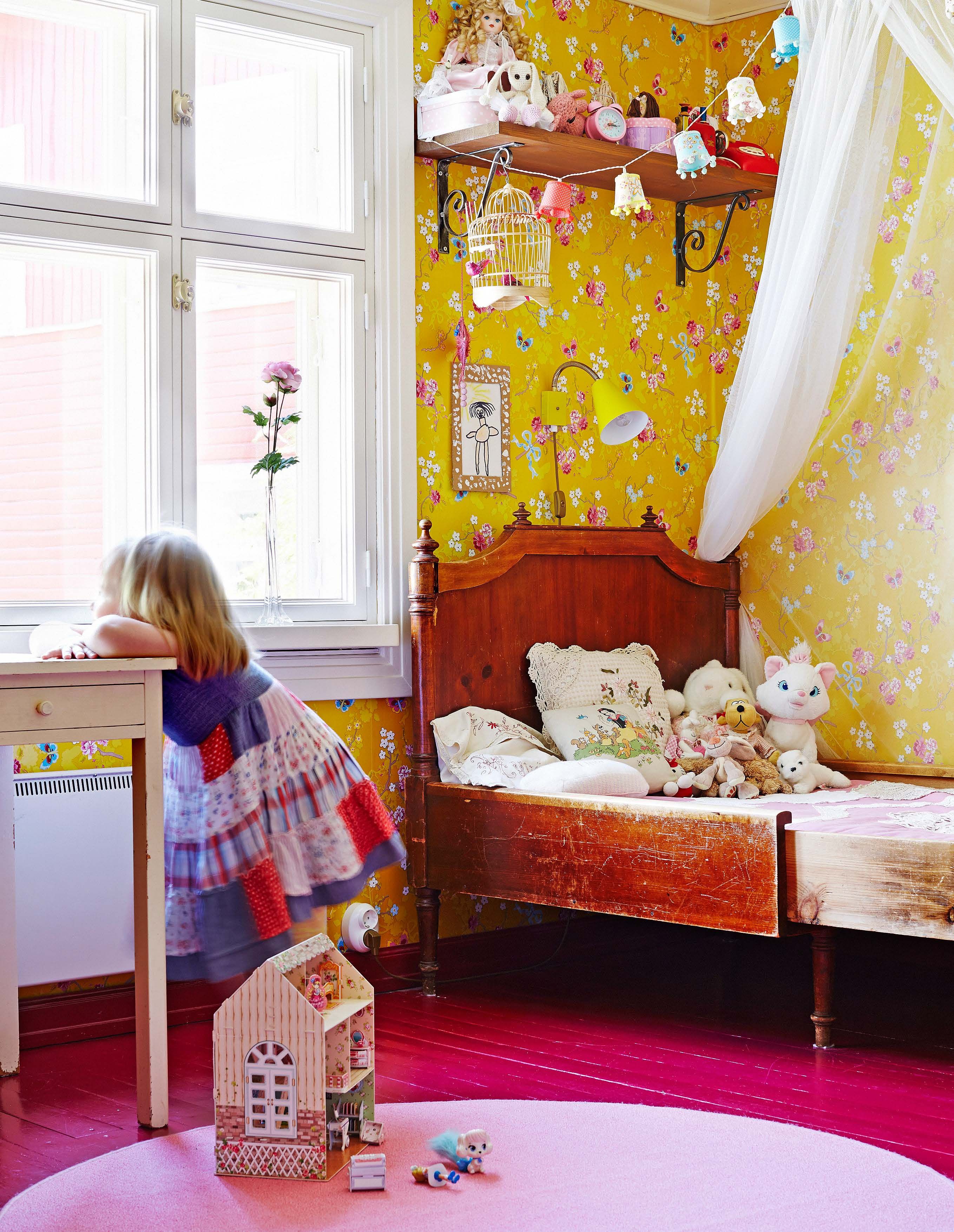 Lapsen huoneen tapetin sävyt sopivat upeasti fuksianpunaiseen lattiaan.