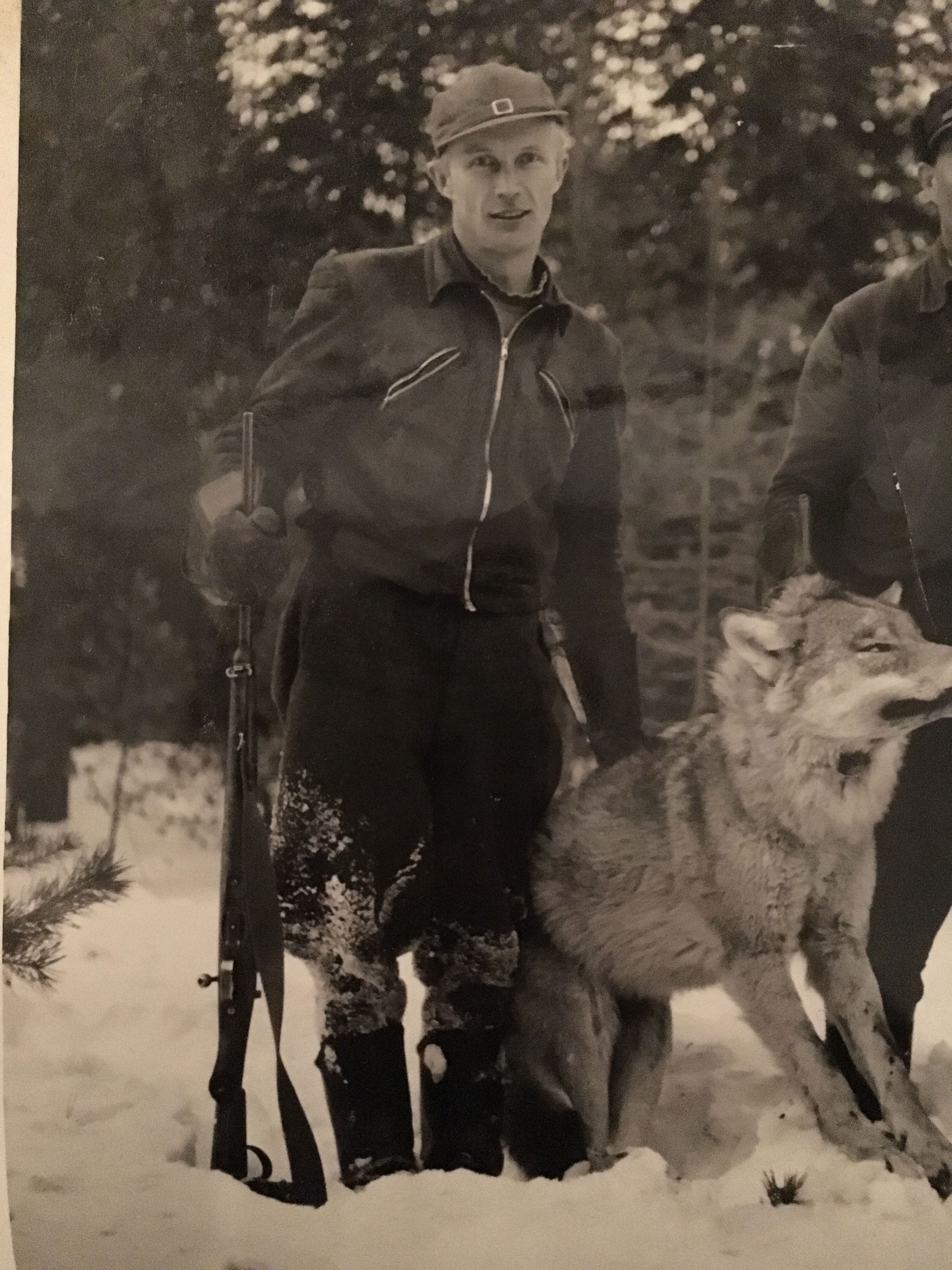 Saara Heikkisen Mauri-isä kävi metsällä. Kuva on otettu 1960. 