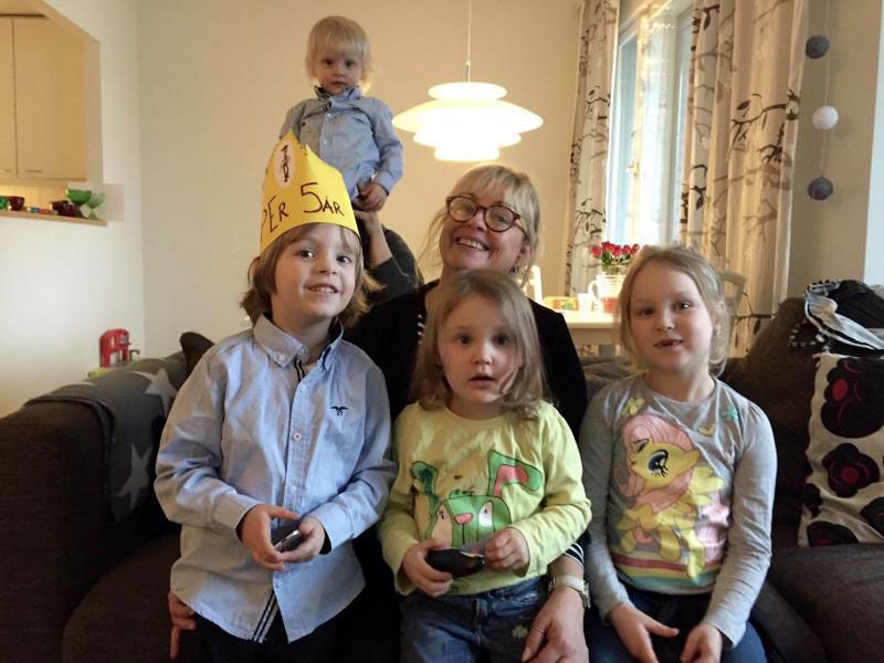 Minä, Ilo-mummi, viihdyn rakkaiden pienten ihmisteni seurassa.