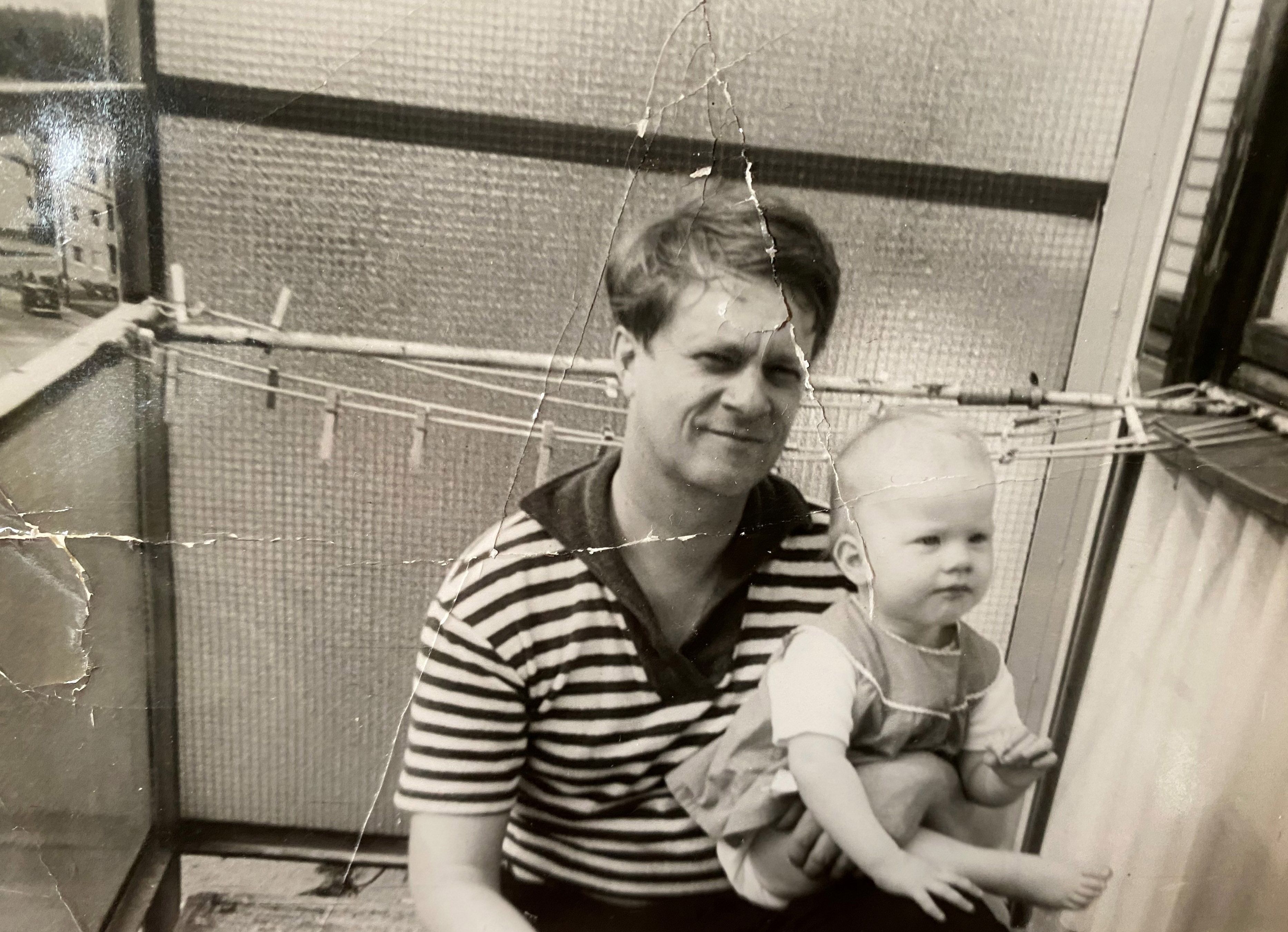 Pilapiirtäjä Kari Suomalainen ja Lilli-tytär kotitalon parvekkeella Helsingin Haagassa. Helsingin Sanomat omisti asunnon, ja jokaisesta naapuristakin joku oli Hesarissa töissä.