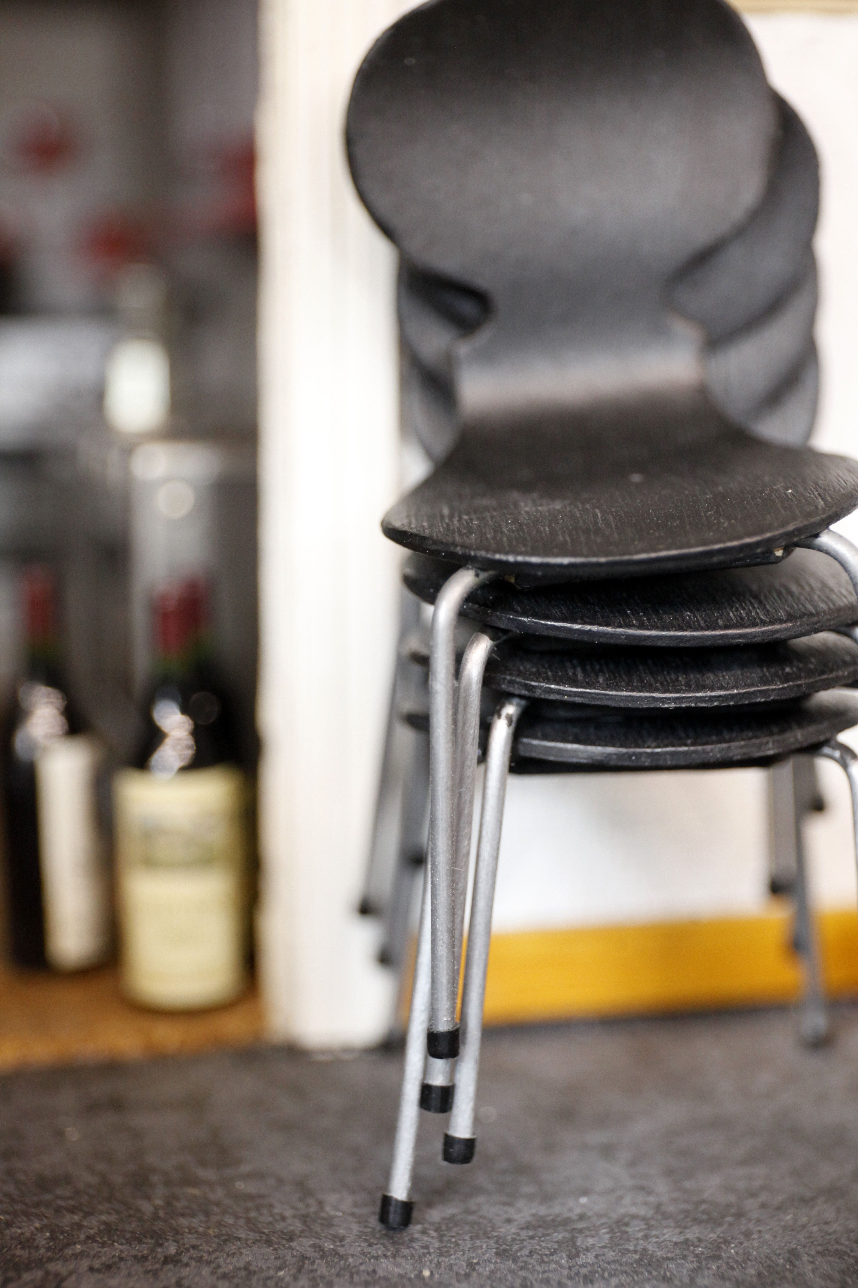 Arne Jacobsenin Muurahaiset odottavat pinossa kyläilijöitä.