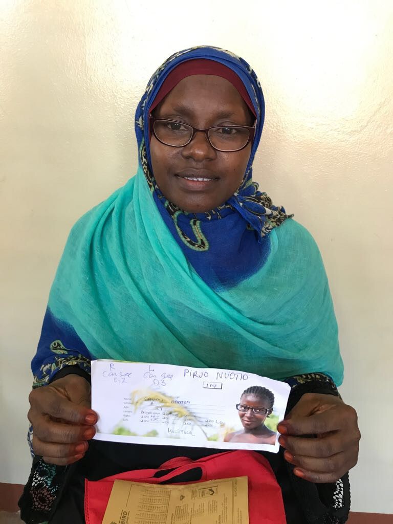 Caumi Hakitza sai MTV3:n uutisankkurina tunnetun Pirjo Nuotion vanhat lasit.