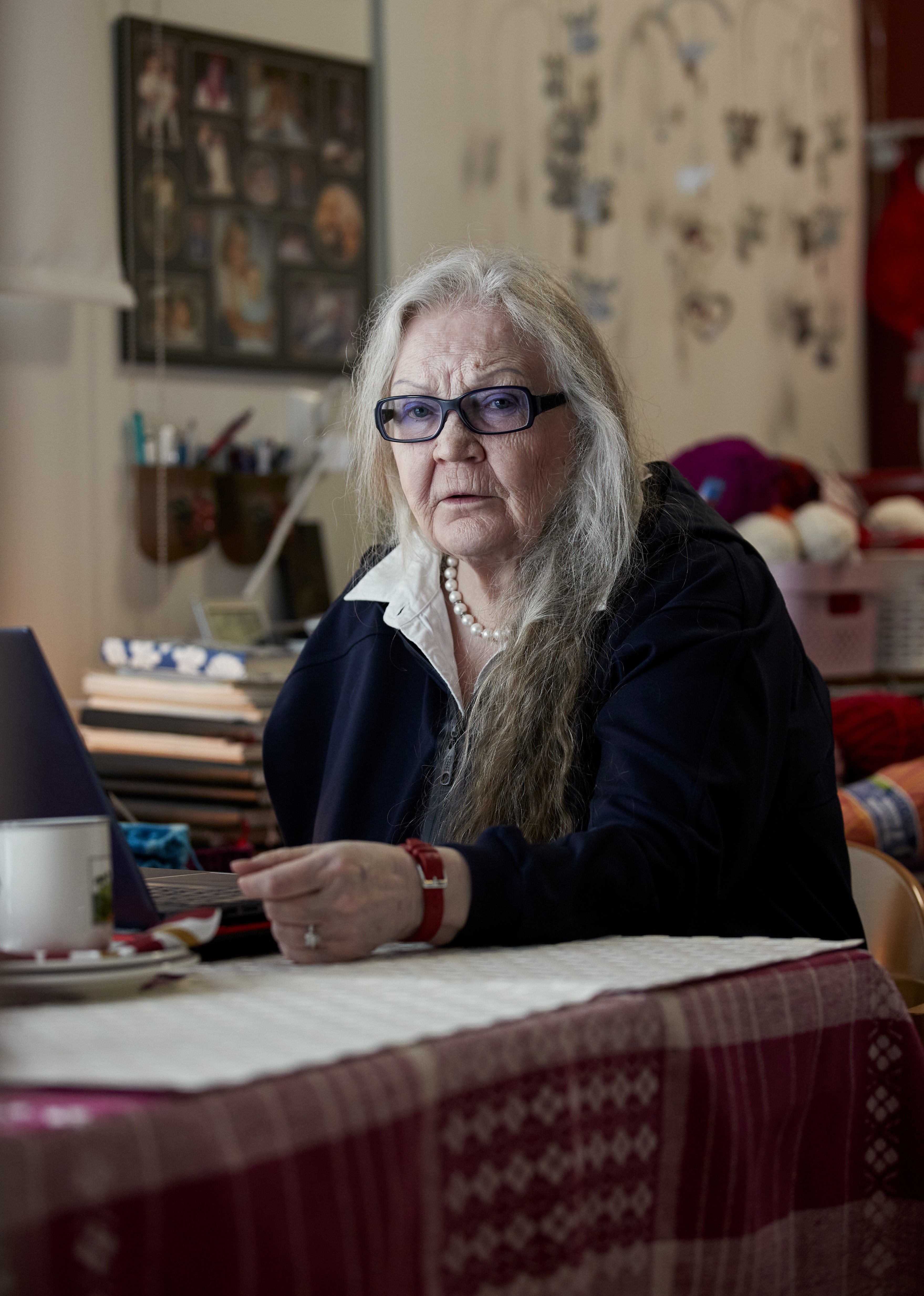 "Olen aika monta naista taluttanut korvasta Asiakastieto Oy:hyn, jotta he tekisivät itselleen luottotietomerkinnän eivätkä olisi enää vastuussa huijarin luottokorttilaskuista", Tuula Visa kertoo. 