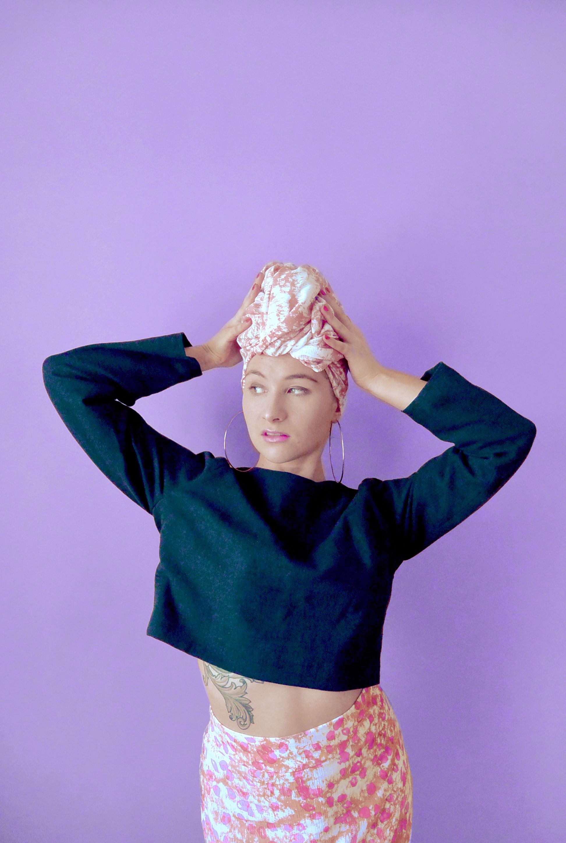 Inga muokkaa kirpputorilta löytämiään vaatteita tyyliinsä sopiviksi.