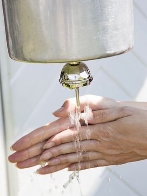 Rakenna mökille käsienpesuautomaatti 