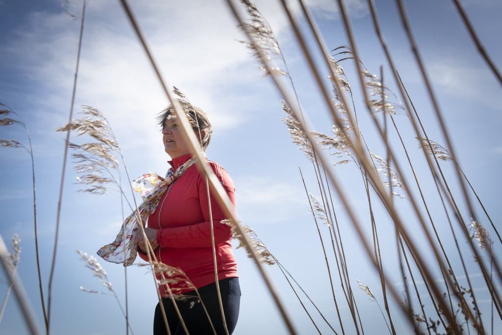 Maria asuu lapsuudenmaisemissaan ja tuntee siellä jokaisen puun, kiven ja karahkan. Se tuo turvaa ja rauhoittaa silloinkin, kun huoli pojasta myllertää mielen. 