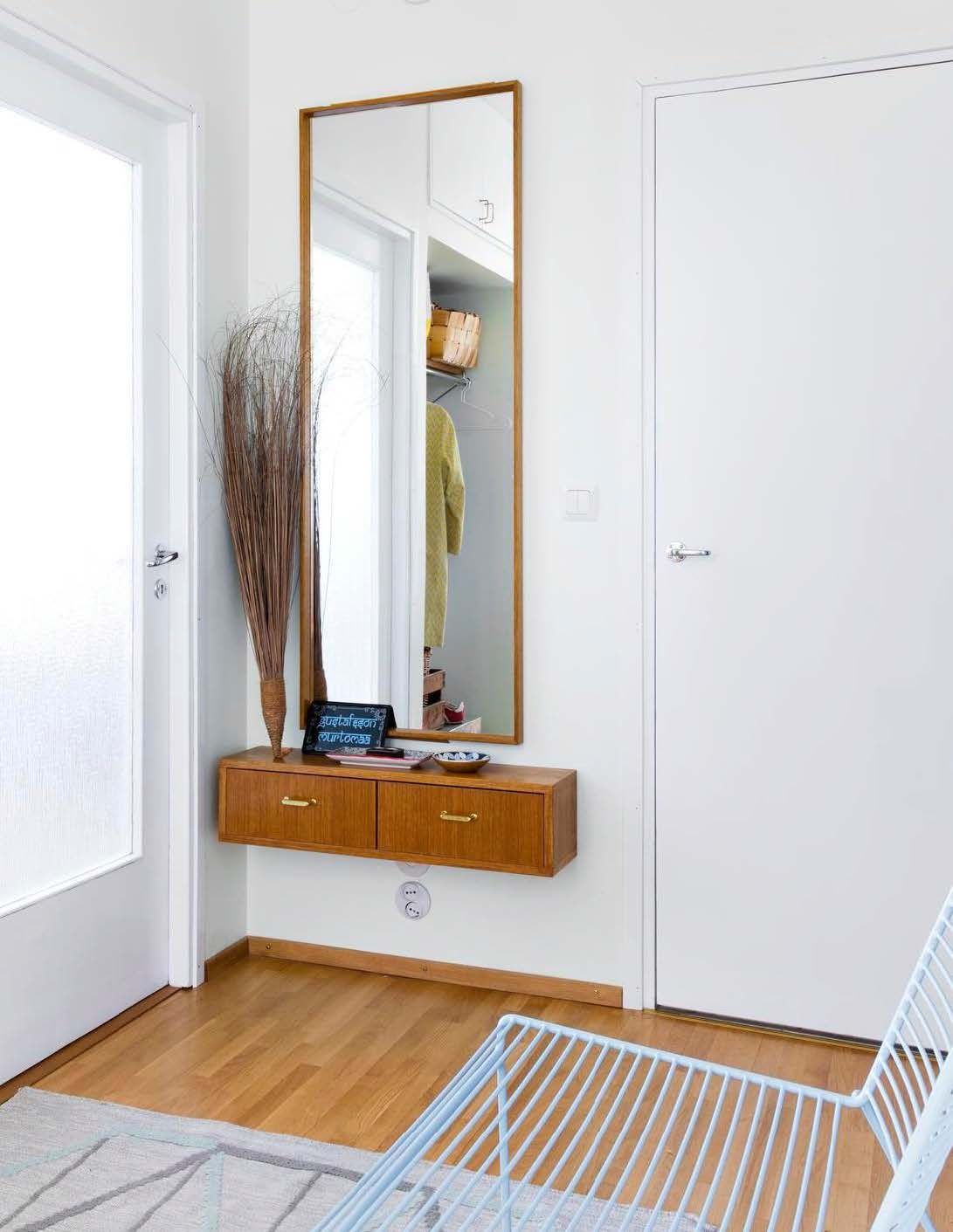 ”Seuraava remonttiprojektimme on hioa ja maalata parketit”, Tuomas kertoo. Eteiskalusto on aito 1950-lukulainen.