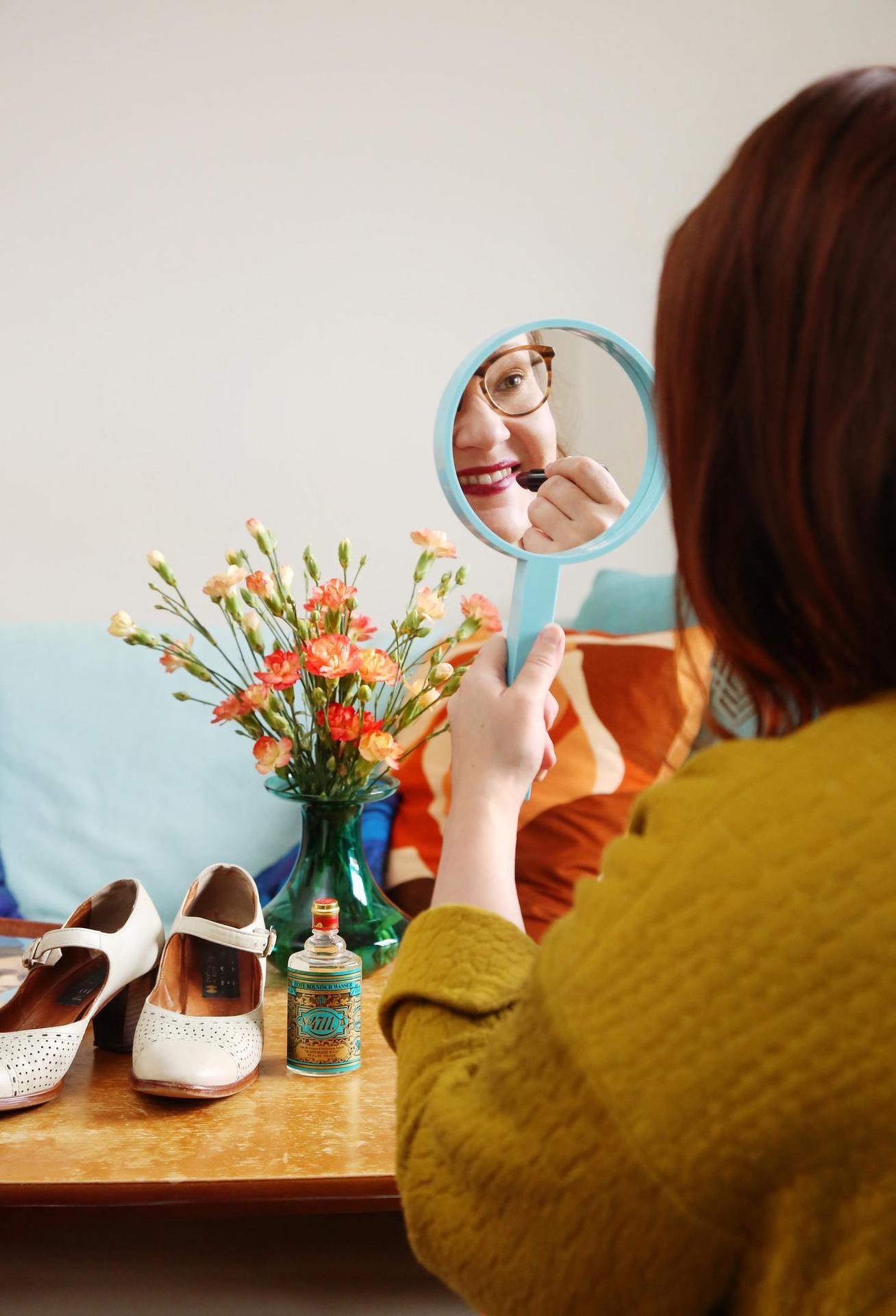 Hannan kodissa näkyy nostalgia. Karhumuovin peili on sama kuin mummilla aikoinaan, ja kenkiä mummi käytti häissään.