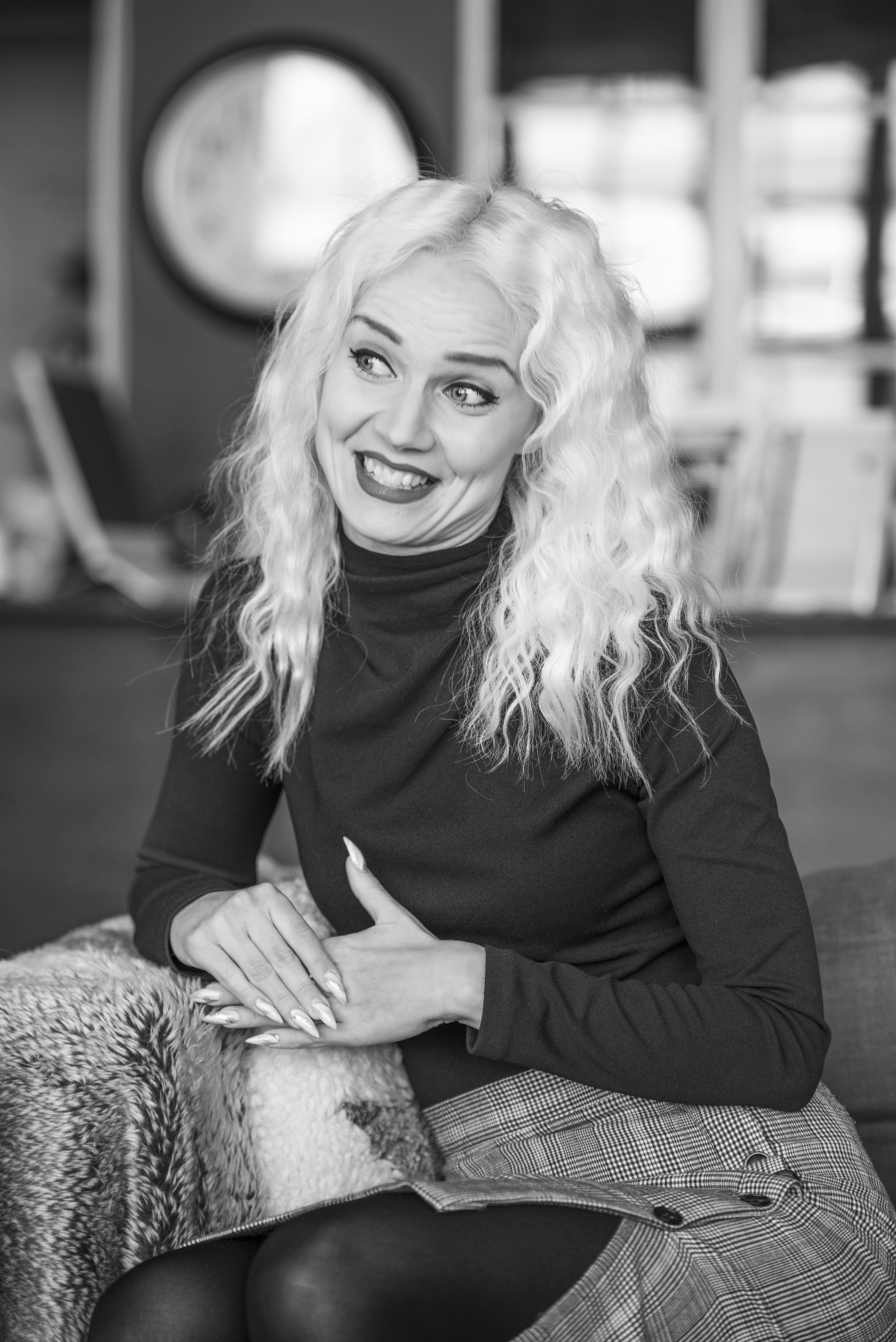 Jenni Heikkilä on 28-vuotias kilpatanssija, tanssinopettaja ja parturi-kampaaja, joka asuu Italian Molinellassa.