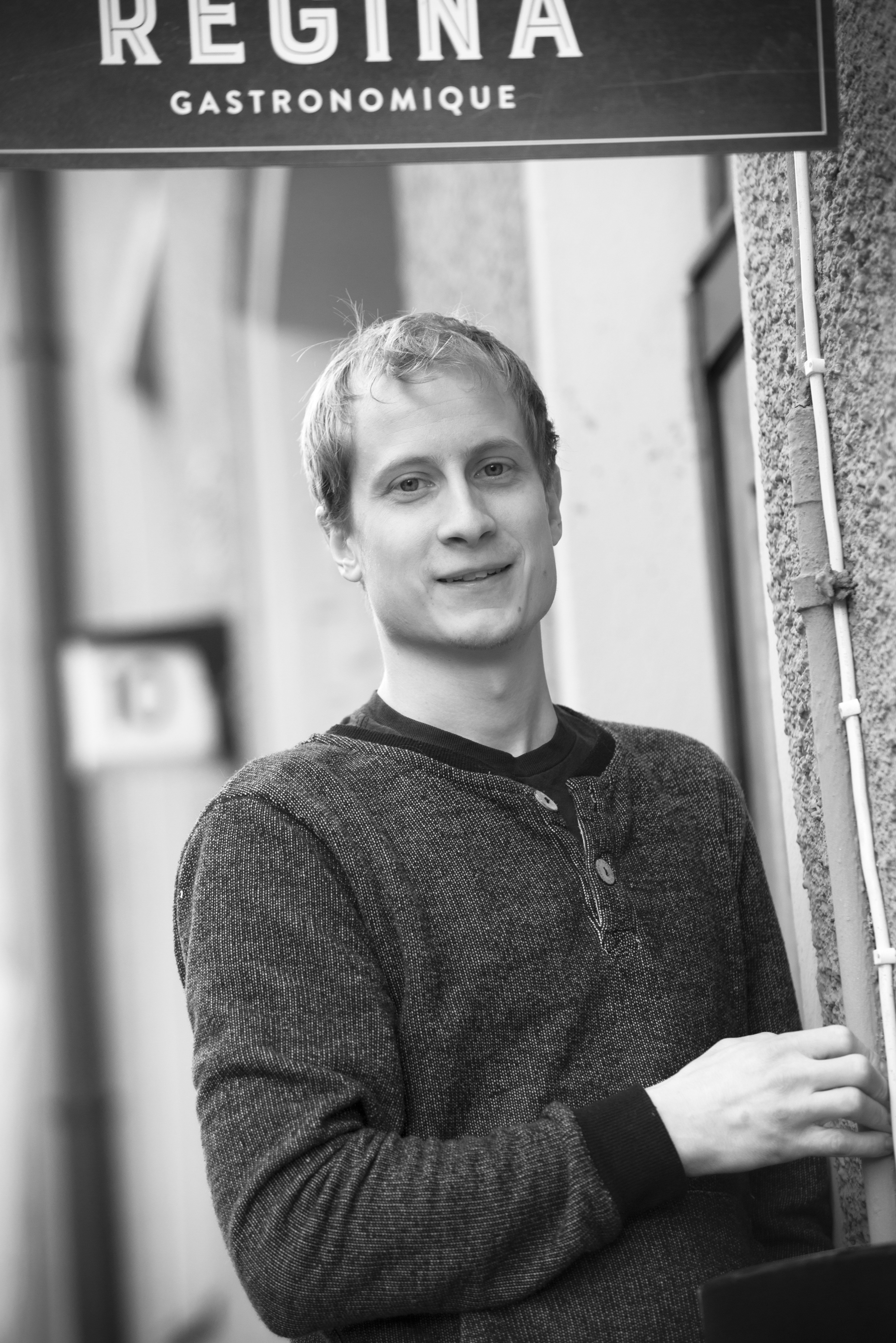 Markus Fogelholm on&nbsp;28-vuotias kokki ja yrittäjä pitää Helsingissä ravintola Reginaa yhdessä Markus Aremon ja Toni Ferin kanssa. Hän asuu Helsingissä avovaimonsa kanssa. Markuksen sisko Sonja on ammatiltaan toimittaja ja heidän äitinsä Leila Fogelholm työskentelee ravitsemusasiantuntijana.