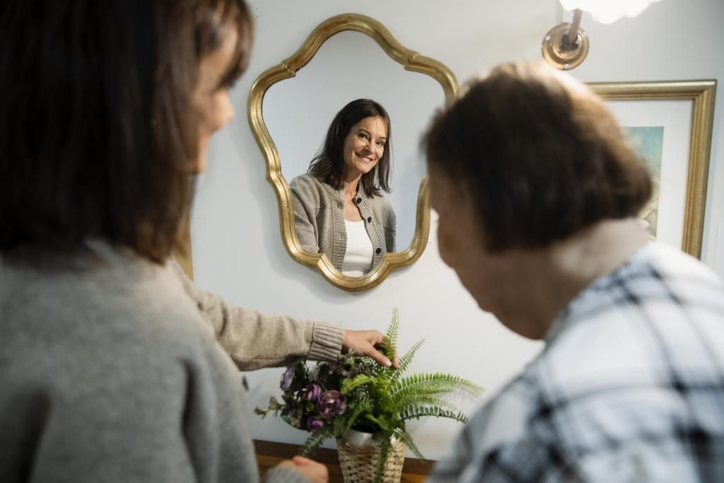 Äiti on Hannan mielestä yhä säkenöivä. ”Äidin unelmatyötä olisi varmasti olla vastaanottokomiteaihminen, joka saa kaikki tuntemaan olonsa tervetulleiksi.”