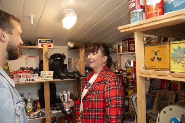 Mökin minimuseosta löytynyt pokaali antaa etsiville vinkin omistajan ammatista. 