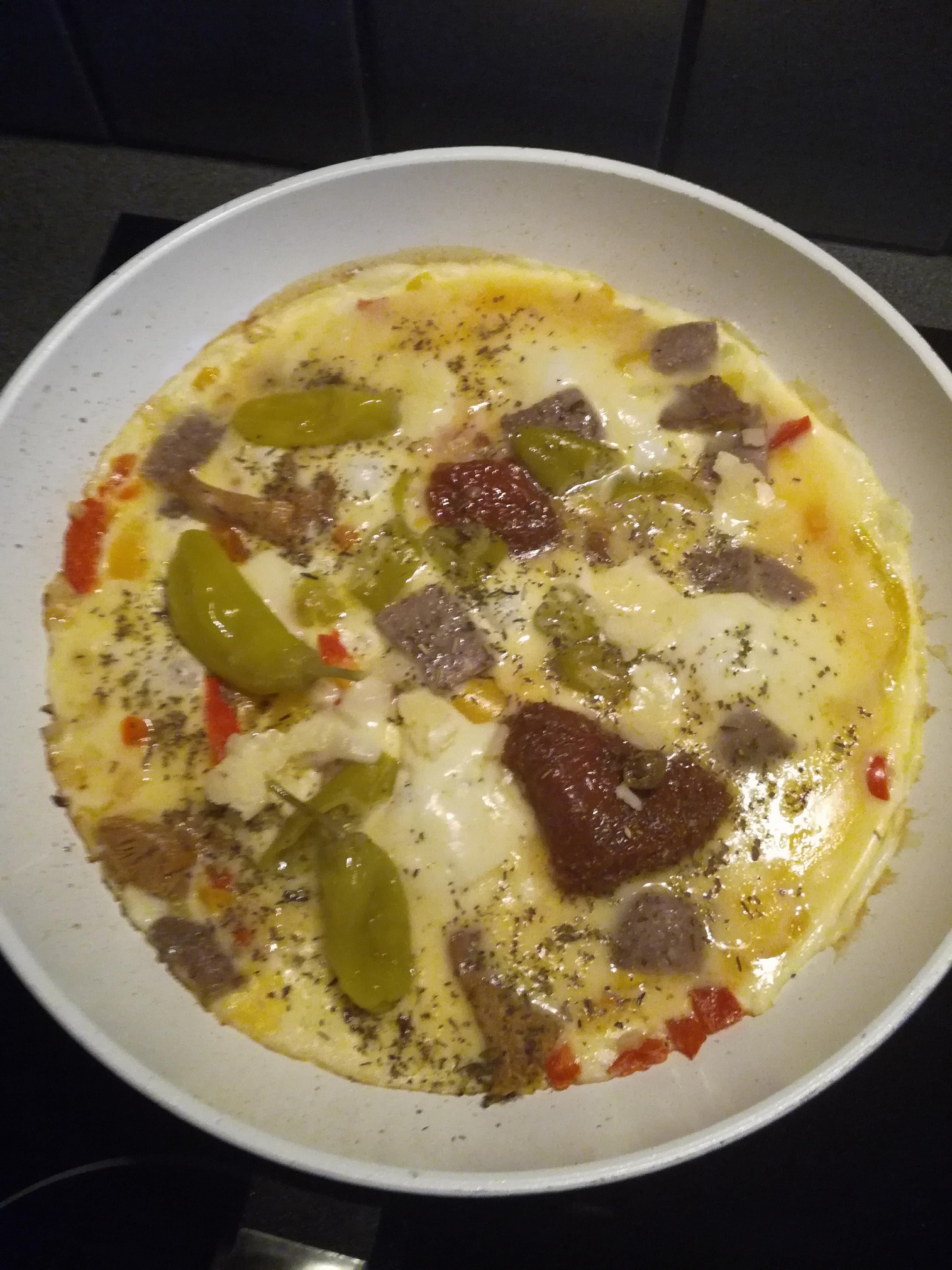 Munakkaat ovat yksi Kirsin uusista suosikkiruuista. Sekaan tulee aina jotain lihaa ja yrttejä.