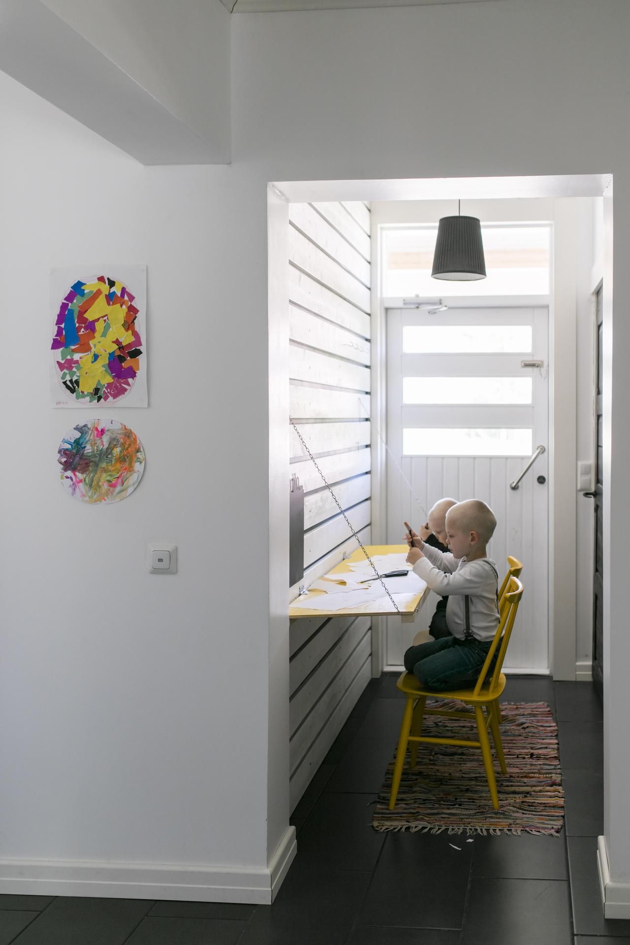 Talon toisen sisäänkäynnin yhteydessä on paikka piirtelylle. Aikoinaan ovi johti opettajanhuoneeseen sekä terveydenhoitajan luo.