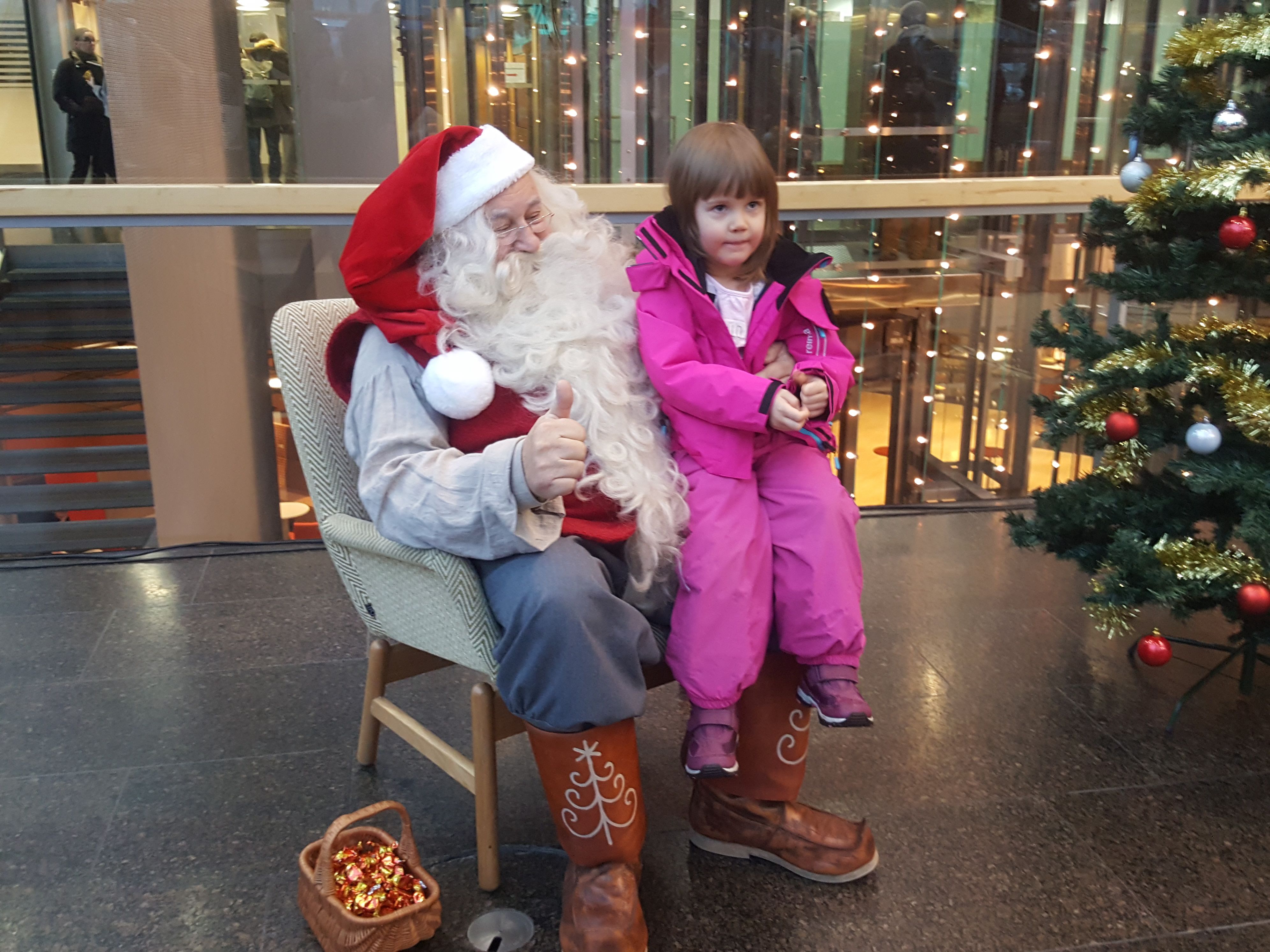 Jotkut rohkaistuivat istumaan joulupukin syliin.