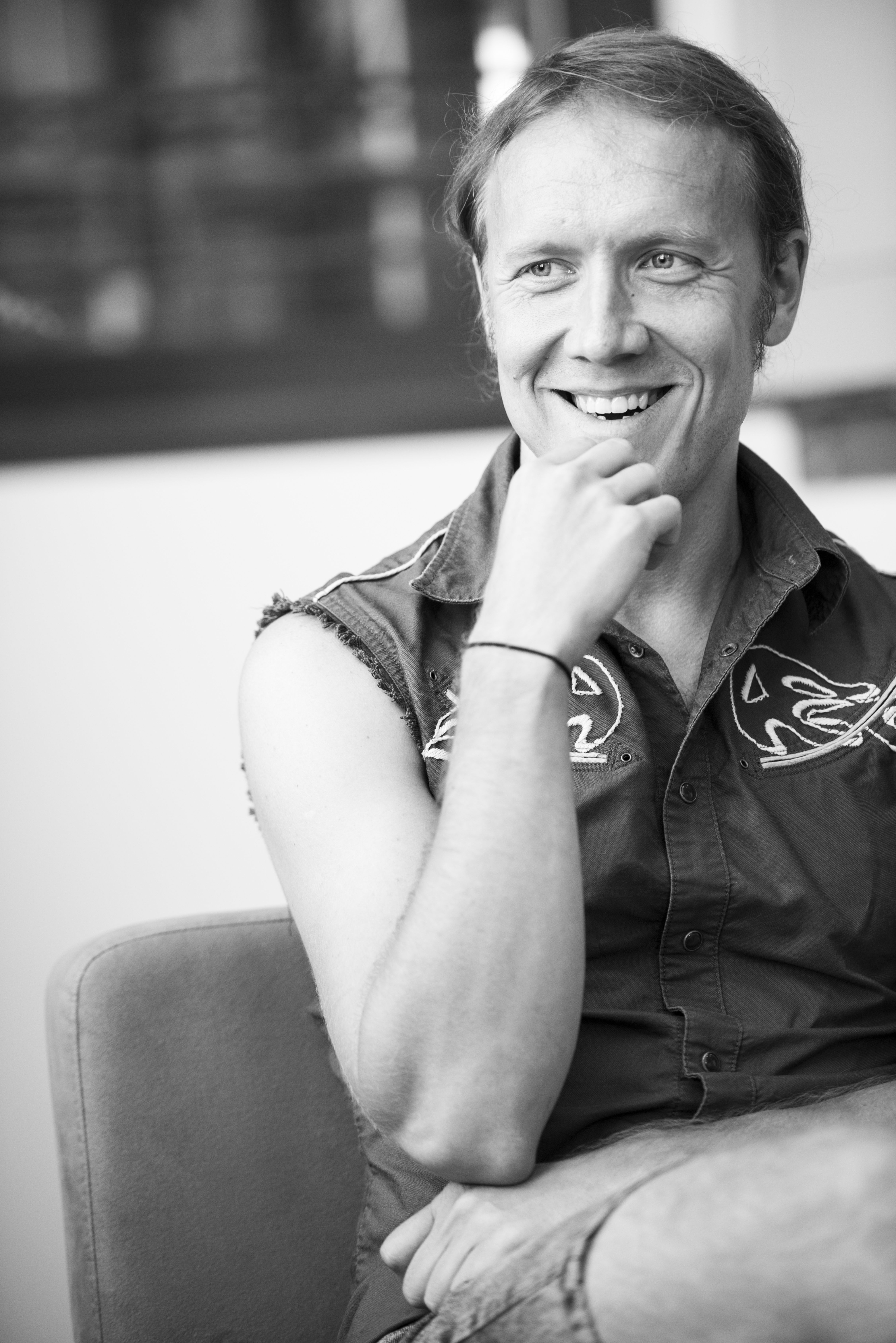 Simo ”Sipe” Santapukki on Apulannan 36-vuotias rumpali ja samannimisen yhtiön toimitusjohtaja. Hän asuu ex-suunnistaja Minna Kaupin kanssa.