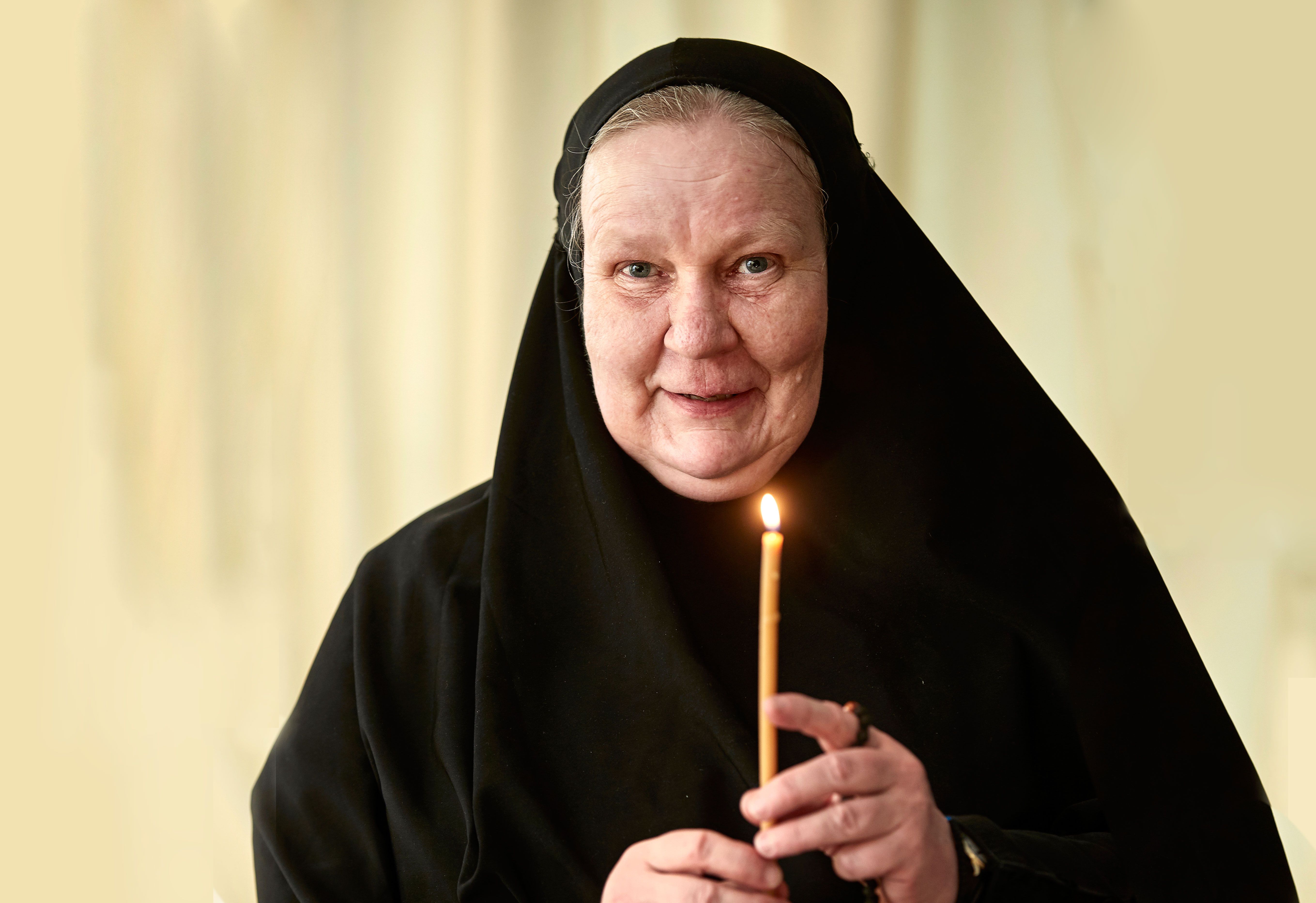 Palava tuohus kuvaa rukousta. Jokaiseen päivään kuuluu monta rukoushetkeä.