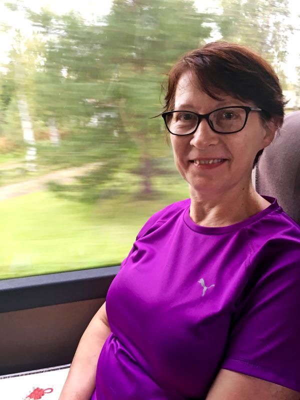 "Viikonloppuna kävelin koirani Maxin kanssa mökkimaisemissa. Oli kuulas syyspäivä, aurinko paistoi. Oloni oli vapaa, aika pysähtyi. Kävellessäni mietin, miten ihanaa on omistaa taas koira. Kun entinen koiramme puolitoista vuotta sitten kuoli, olin varma, ettei uutta koiraa voi tulla koskaan. Niin rakas se oli. Onneksi tuli. Nyt olen matkalla mieheni luo mökille. On jo kova ikävä. Ikäväkin on onnea." Kaisu Koistinen, 57, Joensuu