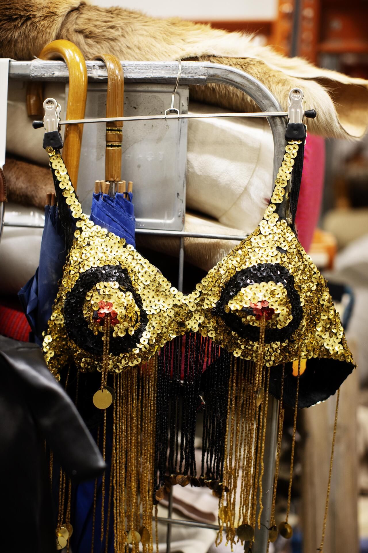 Mitä ikinä tarvitsee, sen saattaa löytää käytettynä. Vaikkapa vatsatanssijan asun.