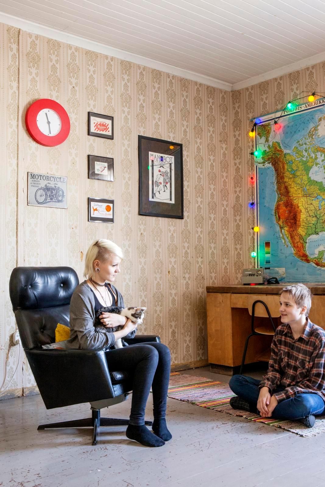 Micael osti koulupöytänsä viidellä eurolla huutokaupasta. Samasta paikasta on myös Pohjois-Amerikan kartta.