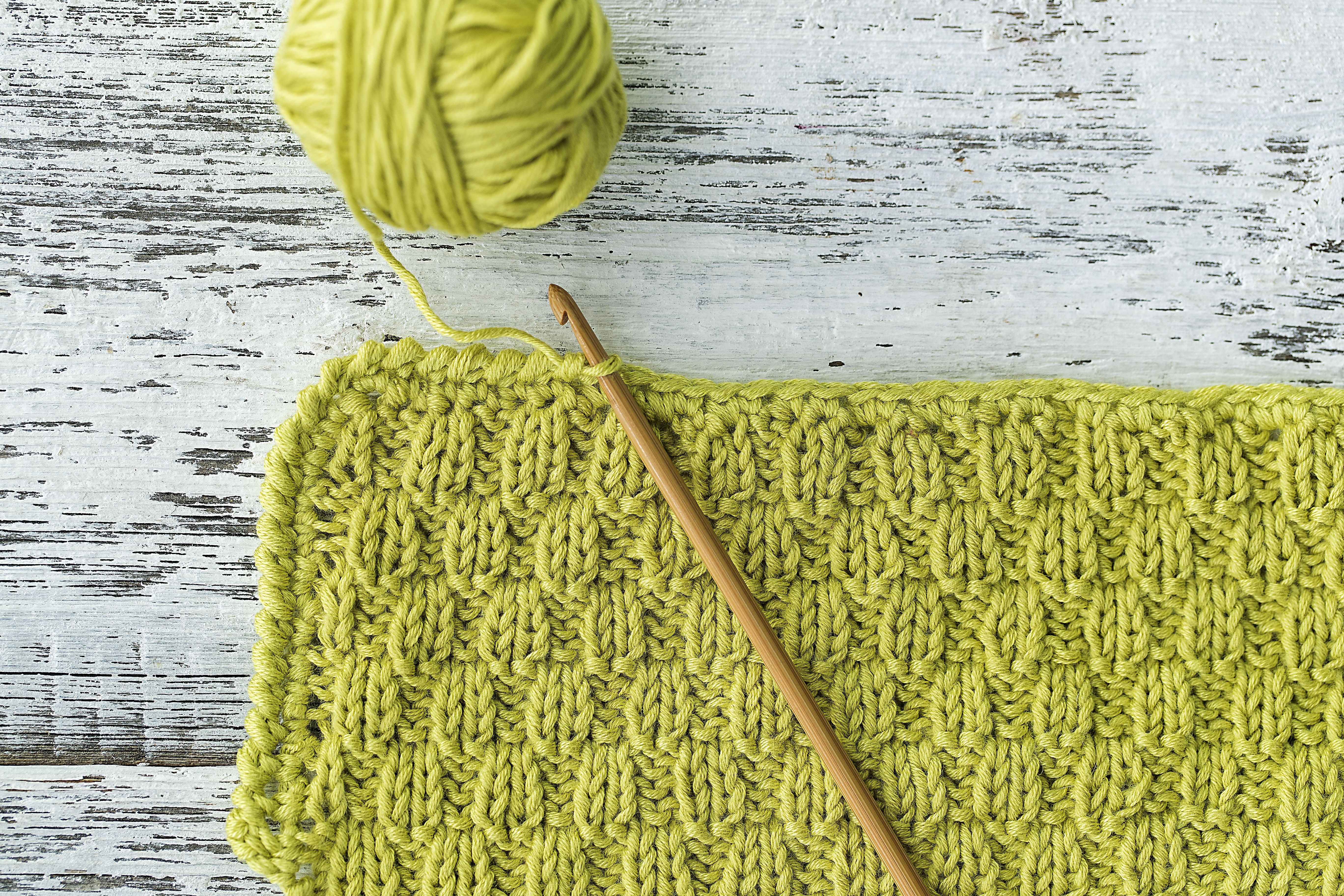 Huolittele reunat ensin kiinteillä silmukoilla ja sitten koristeellisella rapuvirkkauksella.