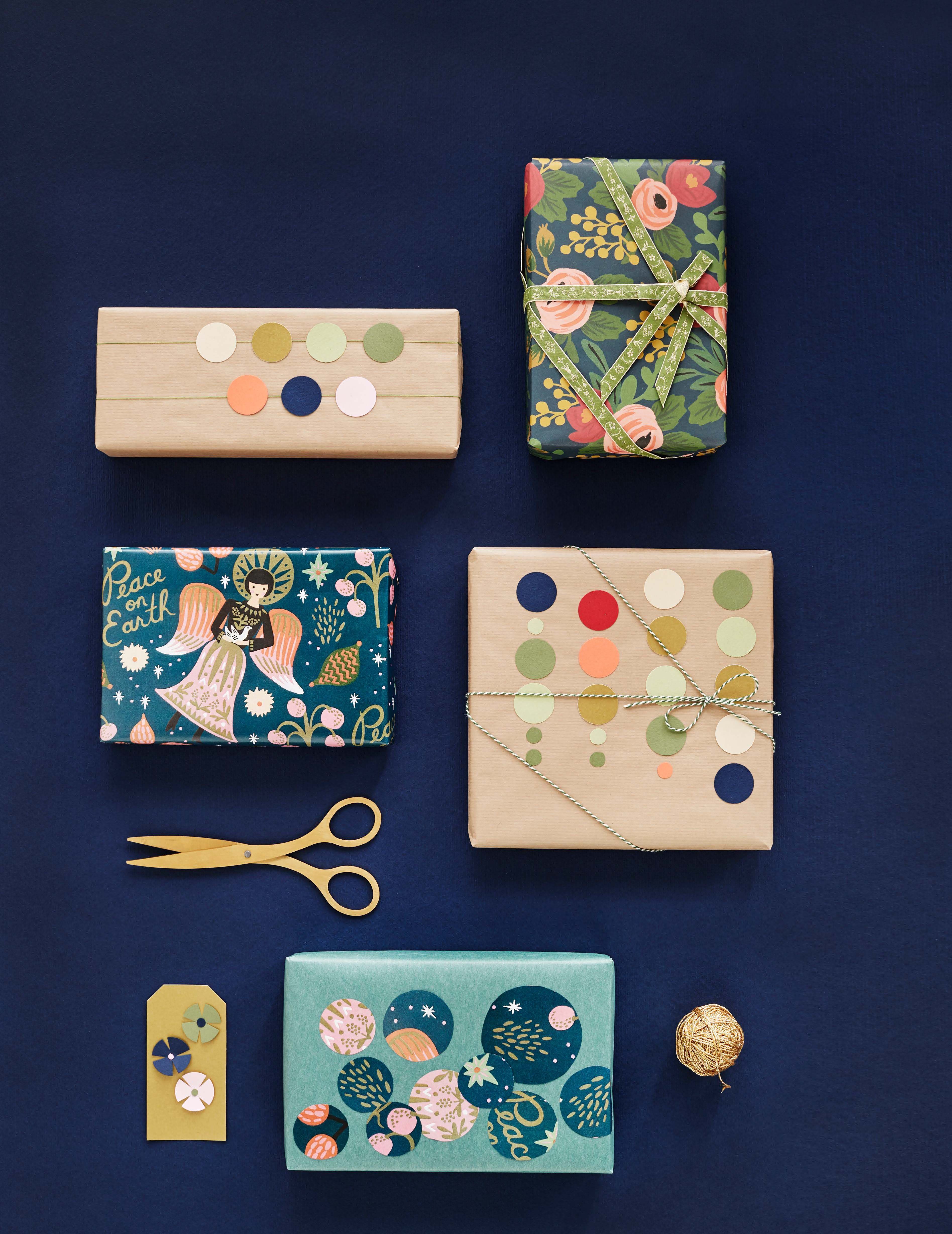 Lahjapaperit Papershop, sakset Ikea, kultalanka Sinelli, puuvillanauha Maileg ja leipurin naru Papershop.