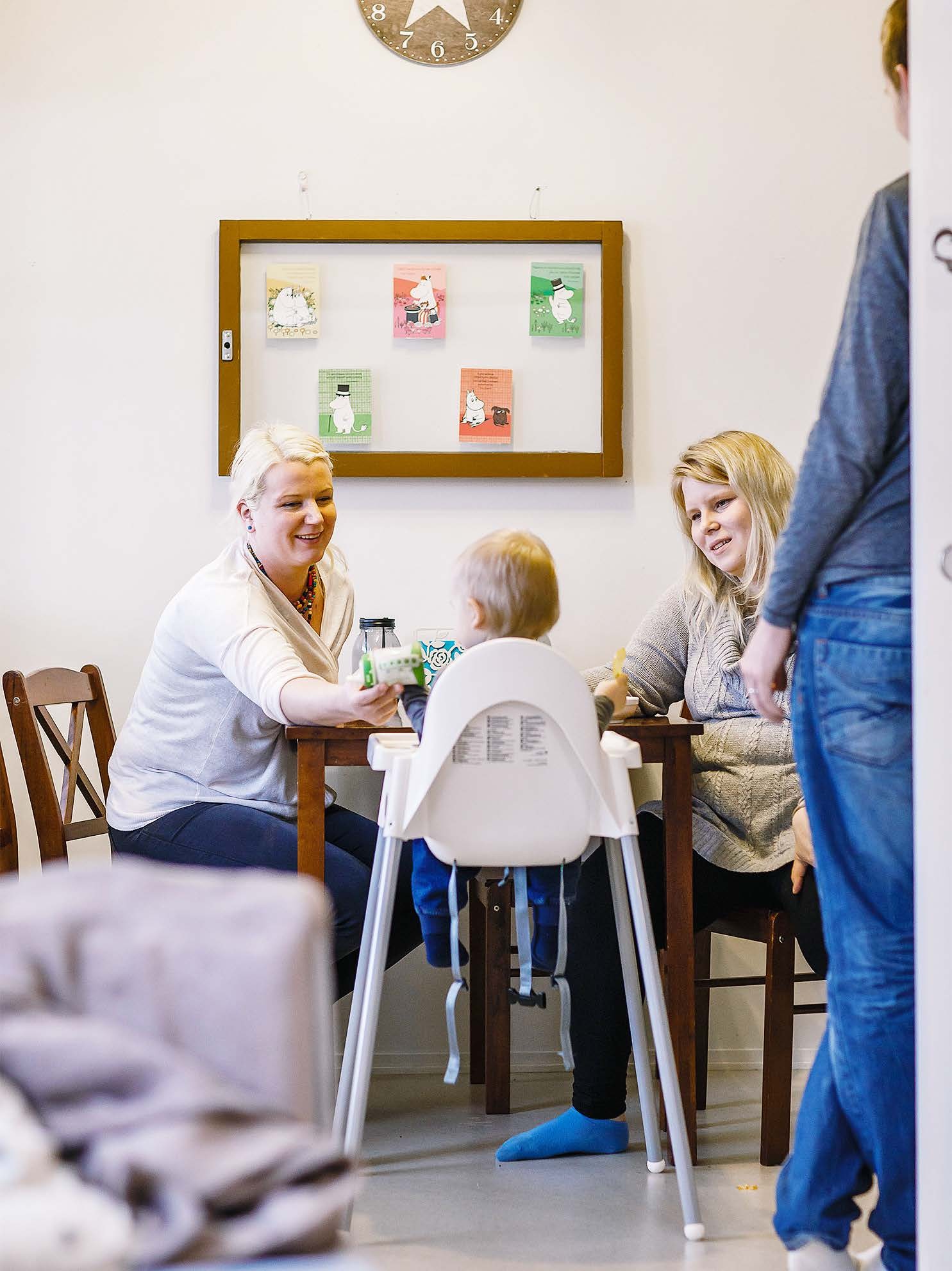 Onni esittelee lusikointitaitojaan. Hyvä Onni! huutavat perhetyöntekijä Eve ja Eveliina-äiti yhteen ääneen.