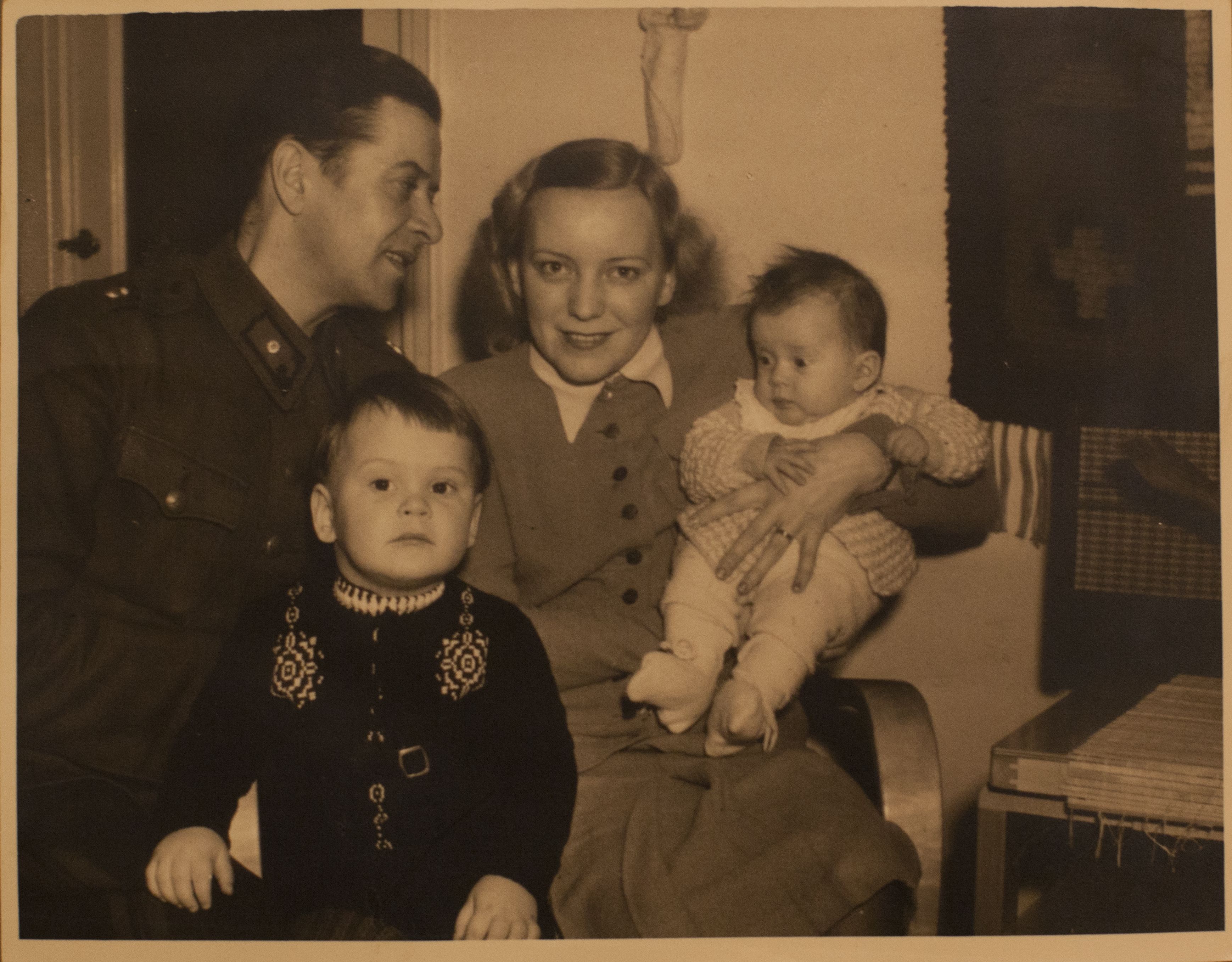 Kun näyttelijäpari Kaarlo ja Hilkka Helinä Halttunen saivat Marjukan, isä pääsi rintamalta katsomaan vauvaa. Kuva Marjatan kotialbumista.