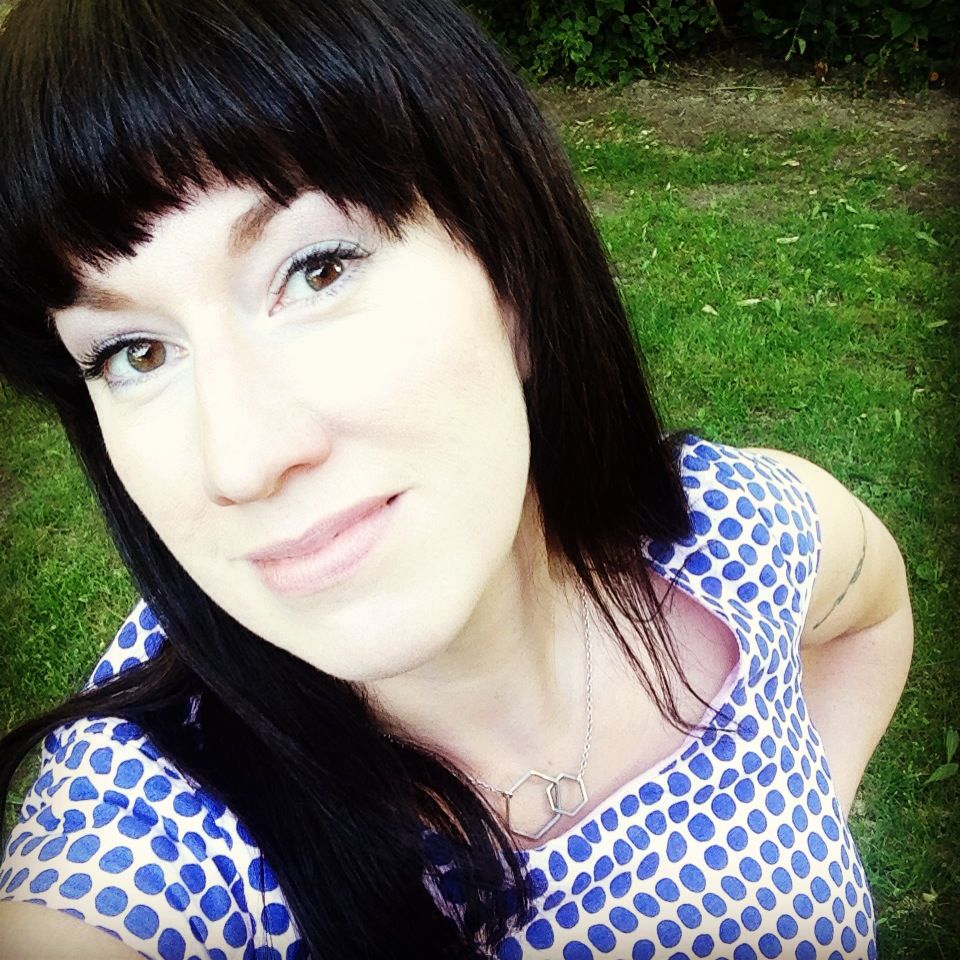 Paula Vuorinen kokeilee ahkerasti erilaisia käsityötekniikoita, mutta tykkää eniten kirjoneuleiden tekemisestä. Useimmiten hän värkkää jotain hauskaa lapsilleen tai kaunista ystävilleen, toisinaan kotiin valmistuu tyynyjä ja peittoja. Venyttelyrullan pussin Paula virkkasi yhdessä illassa.