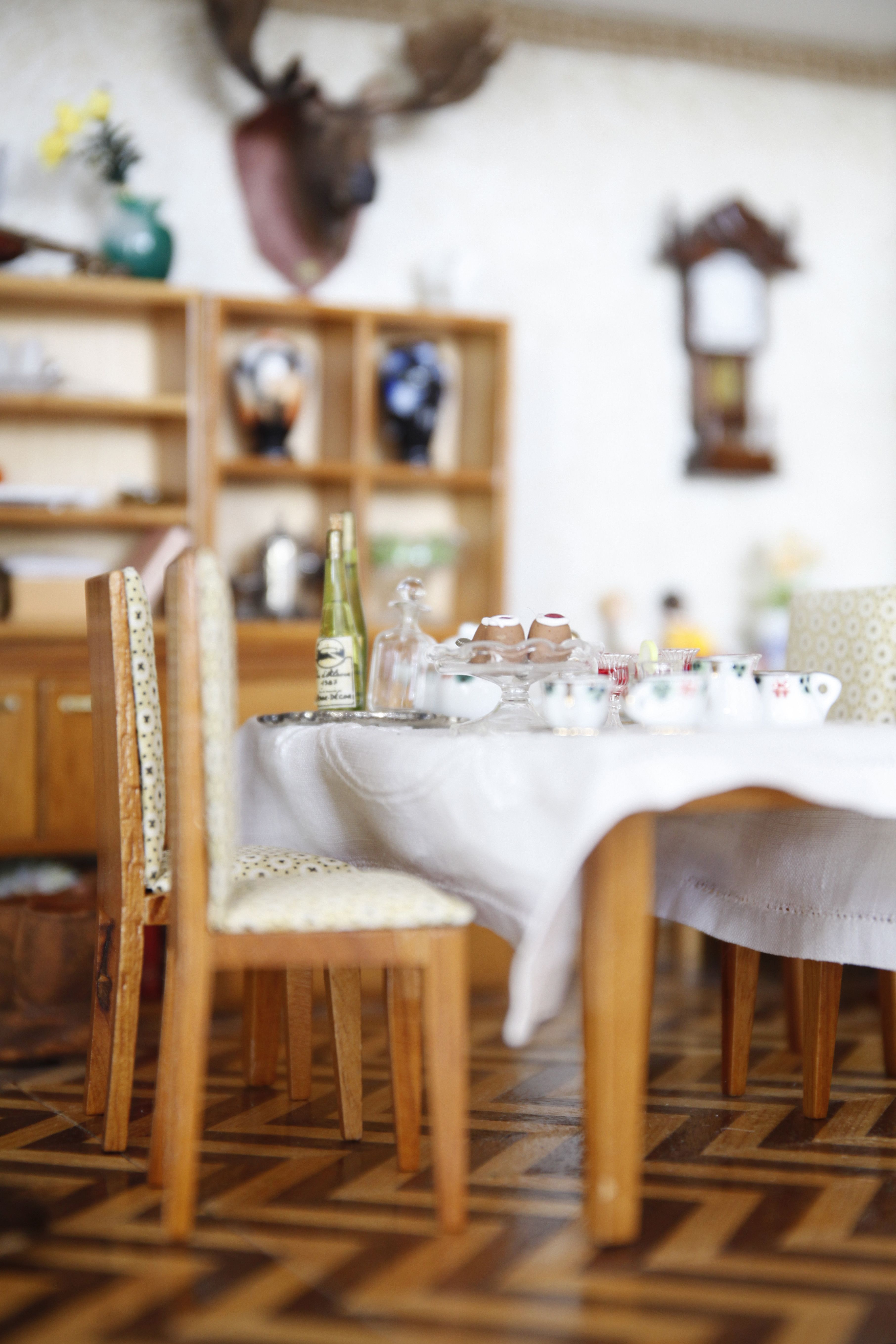 Tarjolla on runebergintorttuja, jotka ovat niin pieniä, että Luoto käsittelee niitä pinseteillä.