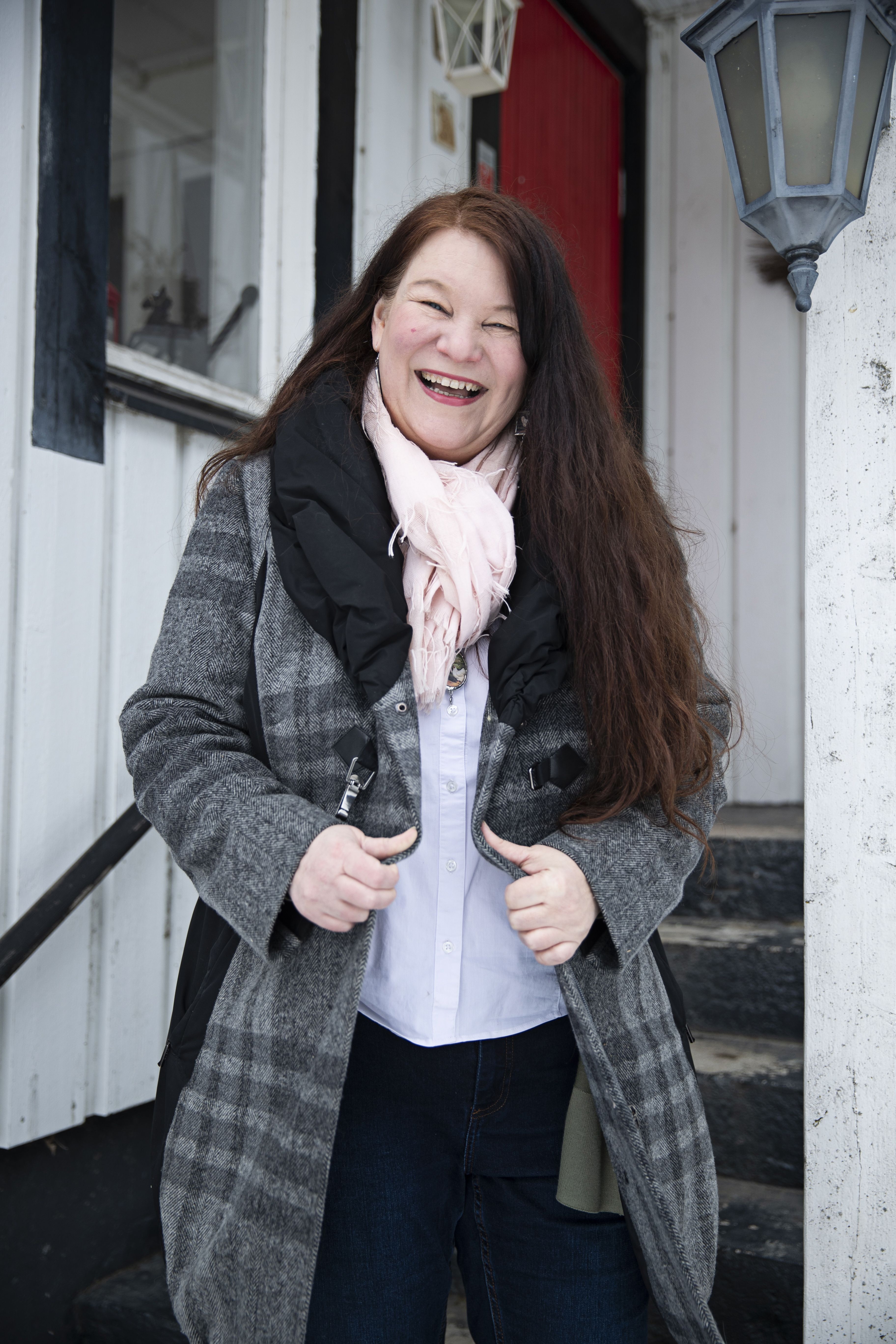 ”Jos tarinastani on jotain hyötyä tai vertaistukea muille, se ansaitsee tulla kerrotuksi. Oma kokemukseni on, että yrittäjyyteen kyllä kannustetaan paljon, mutta kun yrittäjän jaksaminen loppuu tai talousvaikeudet alkavat, apua ei ole riittävän helposti saatavilla”, Sari sanoo.