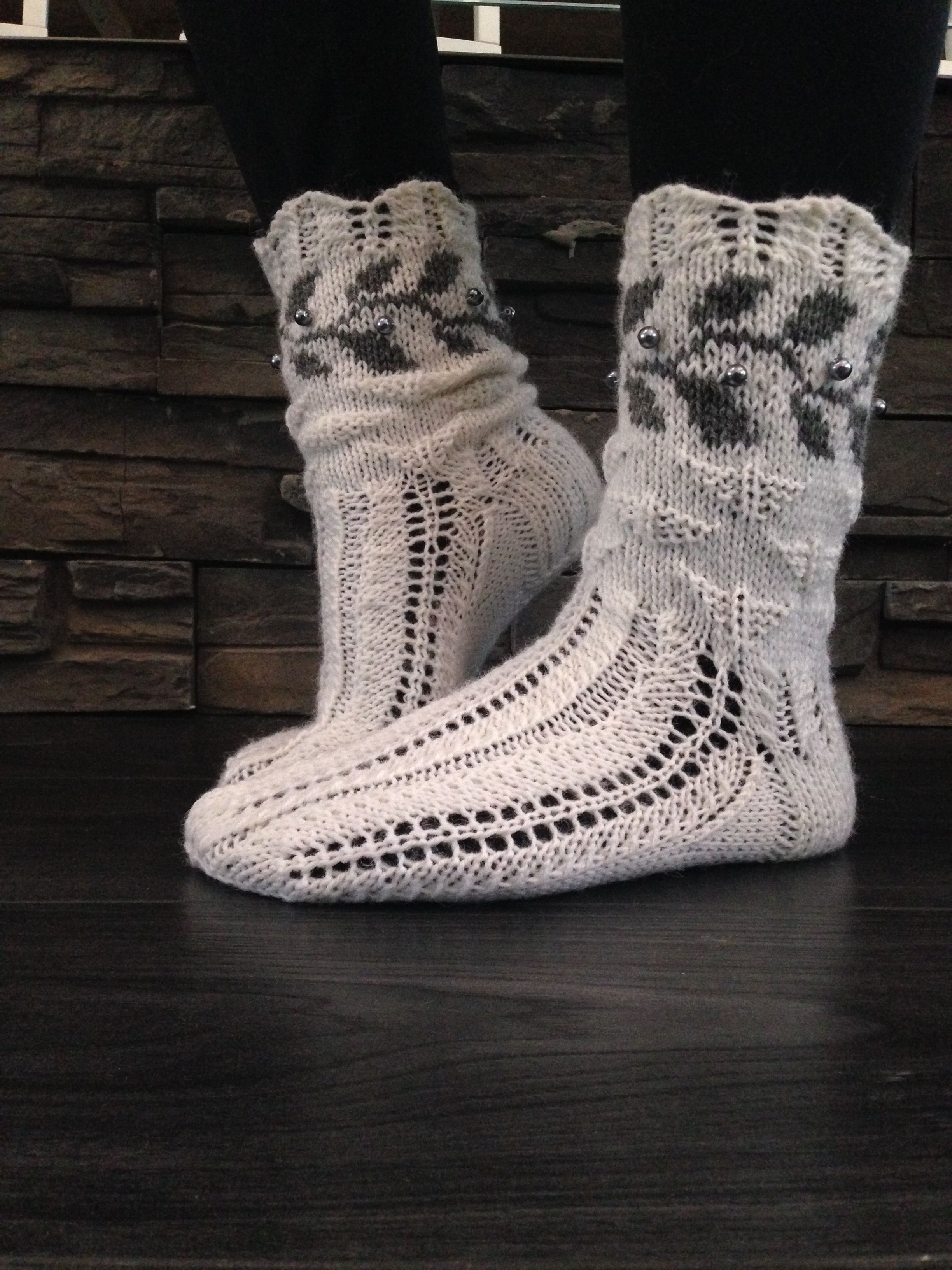 "Downton Abbey -sarjan innoittamana suunnittelin ja neuloin morsiamelle villasukat. Sukissa on häätiara, joka kiertää sukkien yläosaa. Samantyyppinen oli sarjan Mary-leidillä. Sukat ovat nimeltään Leidi." – Jenni 