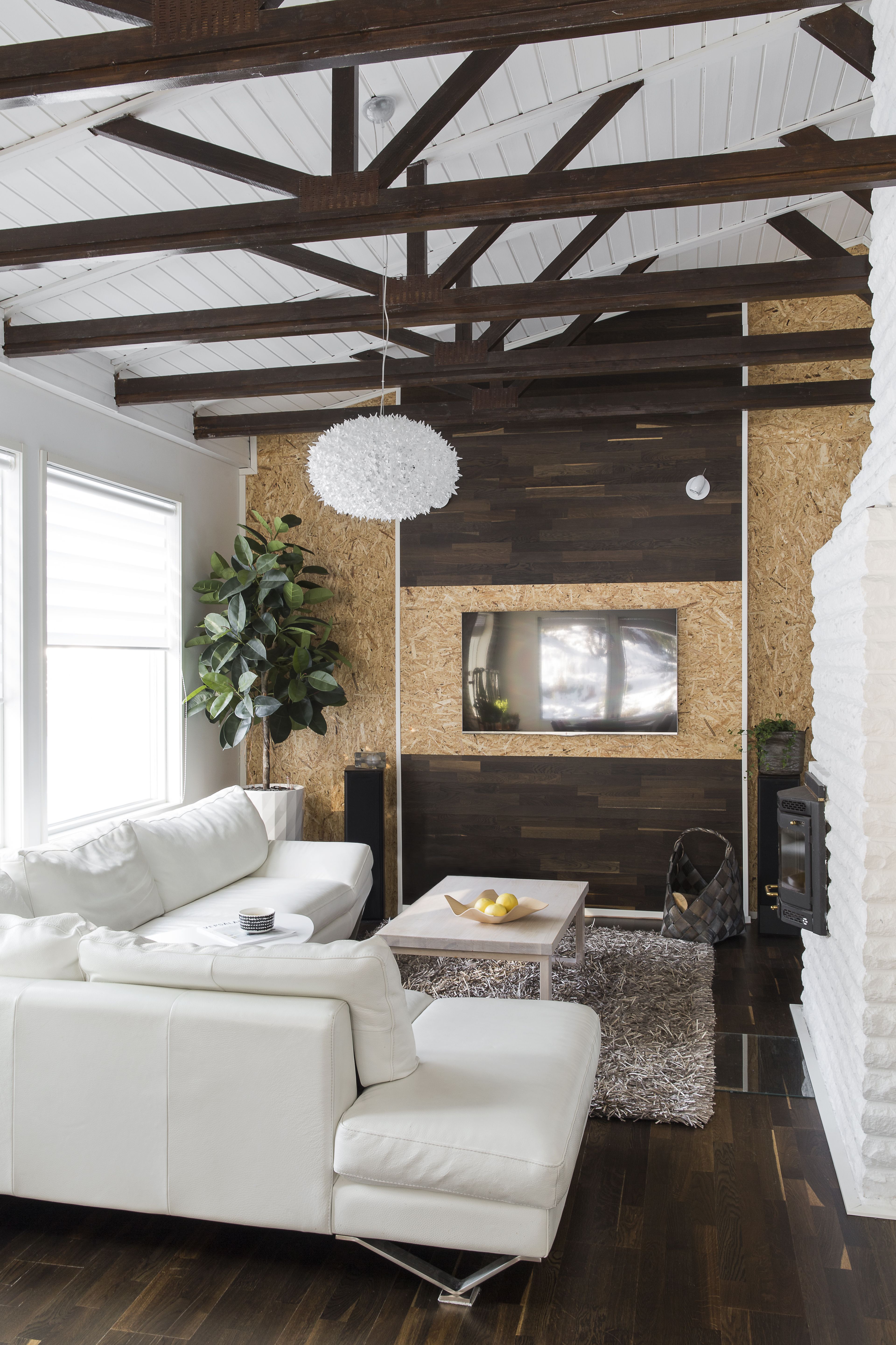 Olohuoneen päätyseinä tehtiin osb-lastulevyistä, jotka jätettiin tarkoituksella pinnoittamatta. Johdot piilotettiin levyjen sisään.