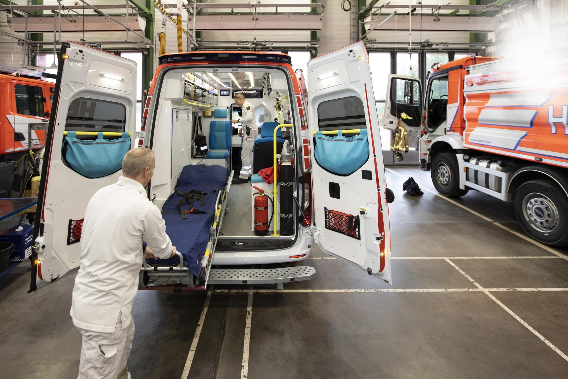 Toinen ensihoitajista kuljettaa ambulanssia. Toinen haastattelee potilasta ja tekee hoitopäätökset.