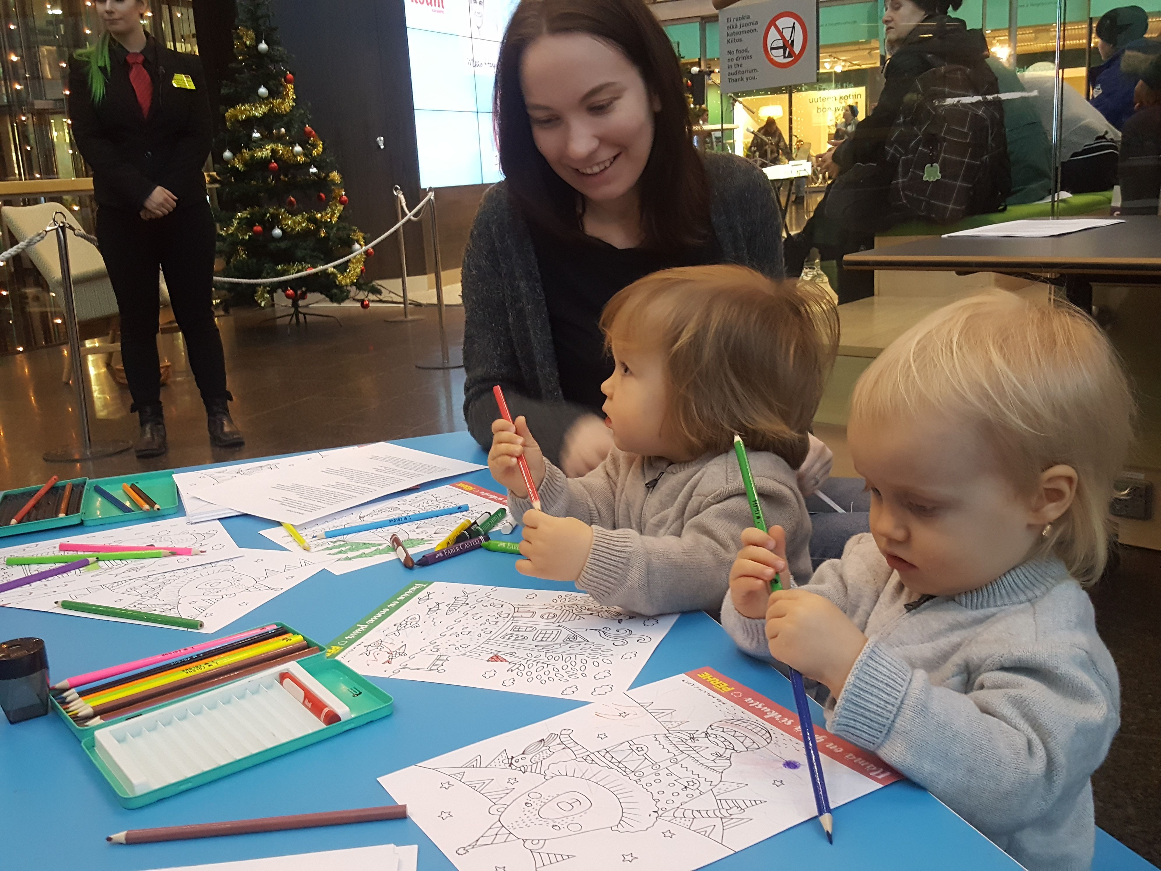 Pikkuväelle oli järjestetty mahdollisuus piirtelyyn ja värittämiseen. 