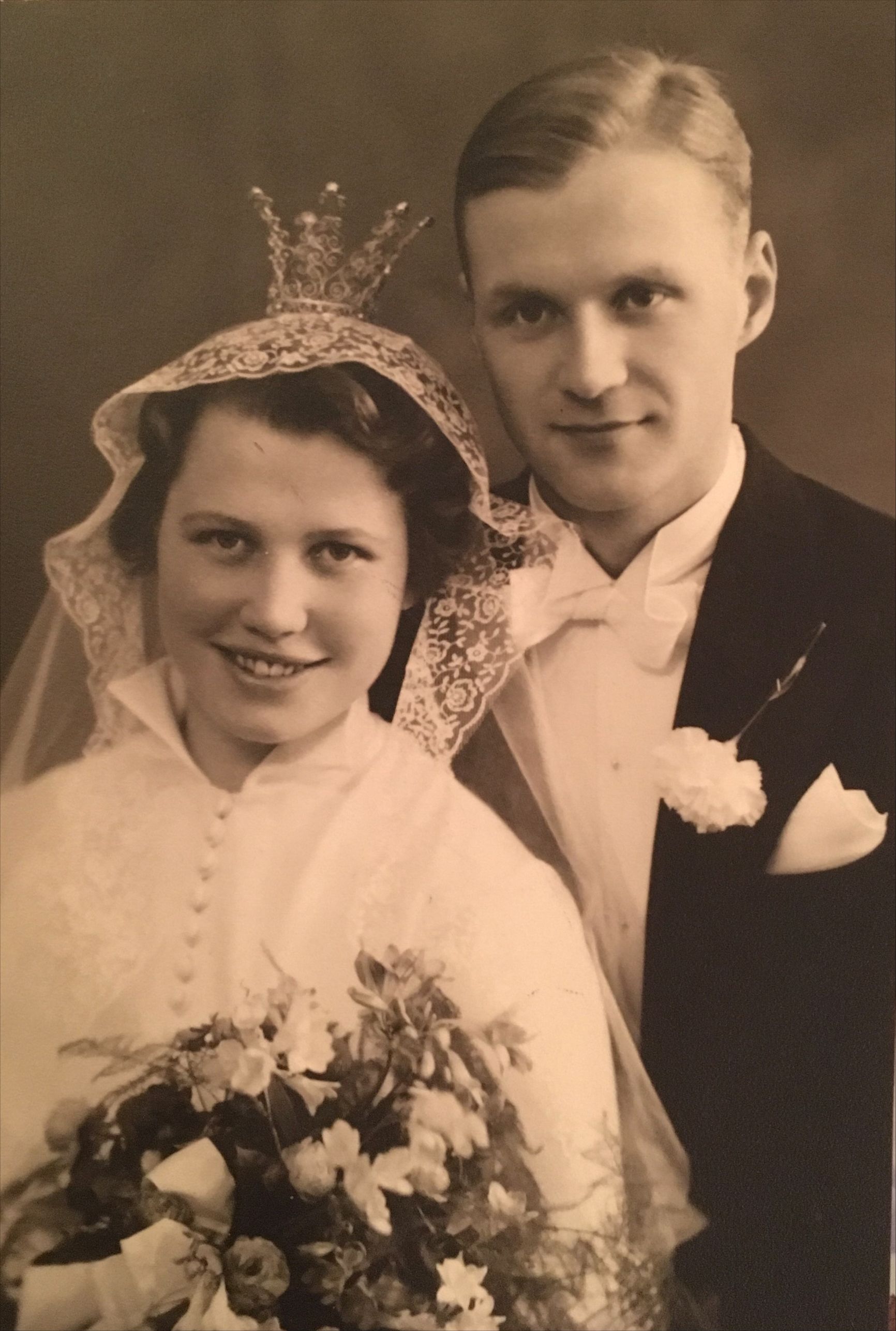 Riitta ja Jaakko vihittiin Uskelan kirkossa 25.3.1956. Pari muistaa, että kaikki maaseudun sukulaiset eivät päässeet paikalle, koska bussit ja junat eivät kulkeneet yleislakon takia.